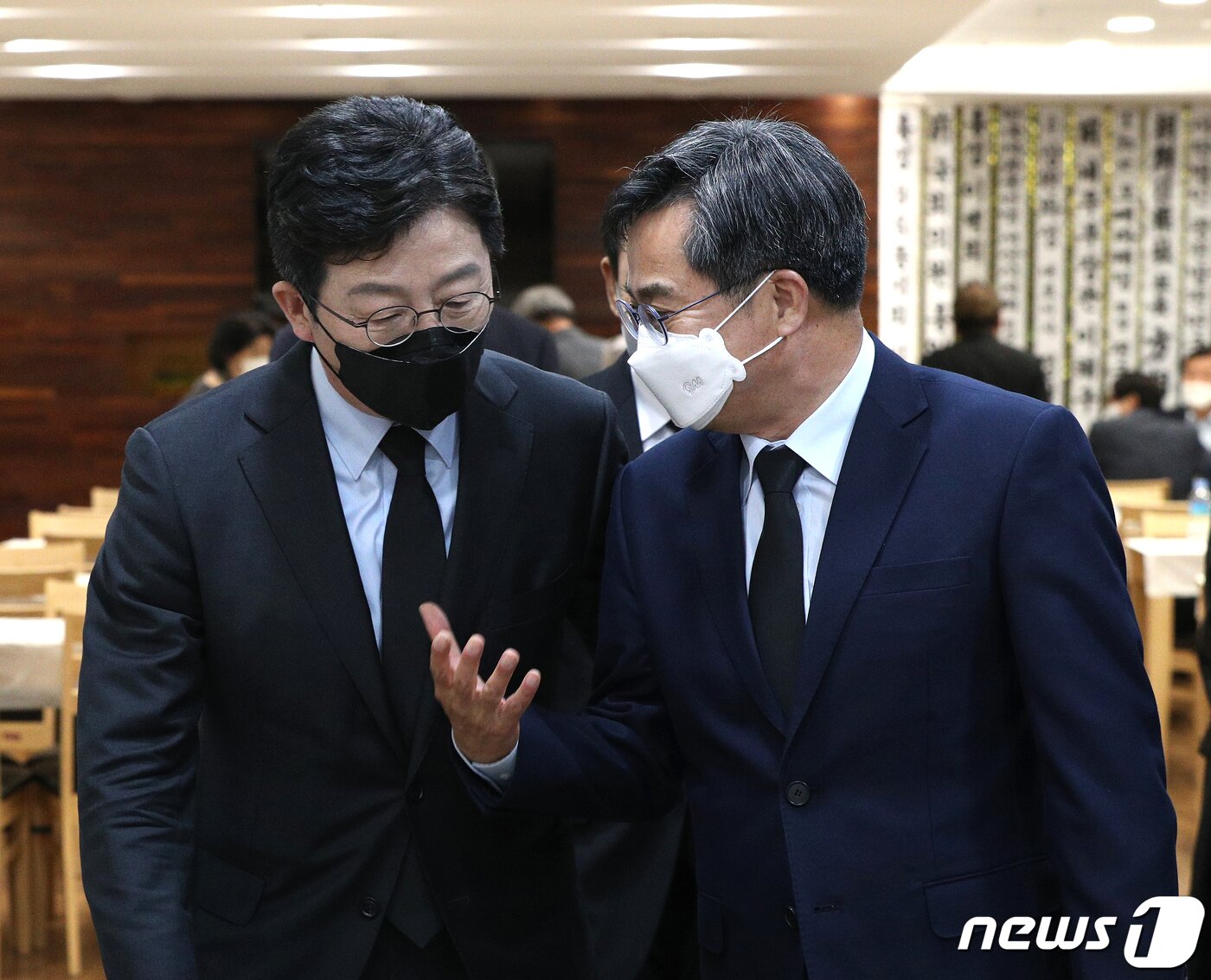 본문 이미지 - 유승민(왼쪽), 김동연 대선 예비후보가 14일 오후 서울 서초구 서울성모병원 장례식장에 고(故) 이완구 전 국무총리의 빈소에서 대화를 나누고 있다. 2021.10.14/뉴스1 ⓒ News1 신웅수 기자
