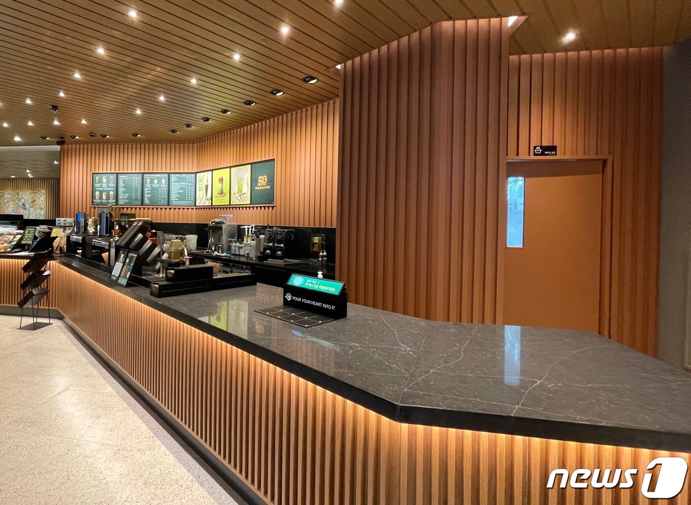 본문 이미지 - 스타벅스 서울역사점 백룸 입구 ⓒ 뉴스1