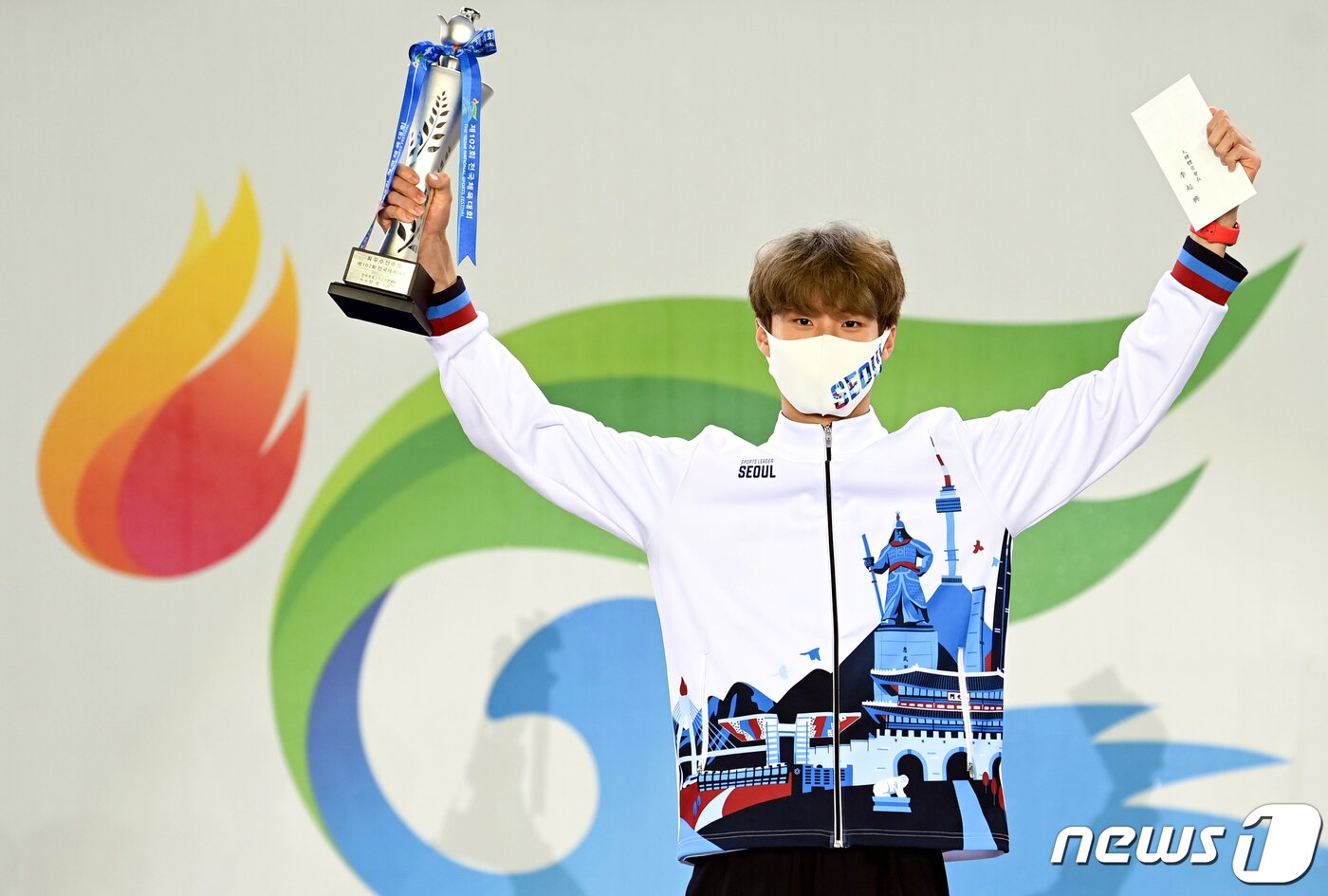 본문 이미지 - 14일 오후 구미시민운동장에서 열린 제102회 전국체전 폐막식에서 5관왕을 차지한 수영 황선우 선수가 최우수 선수상을 받은 뒤 기뻐하고 있다. 2021.10.14/뉴스1 ⓒ News1 정우용 기자