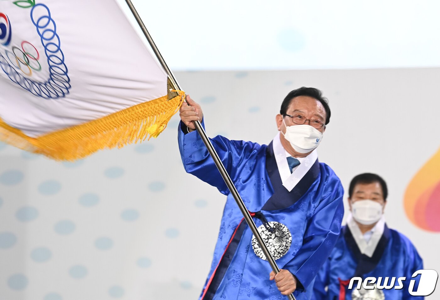 본문 이미지 - 14일 오후 구미시민운동장에서 열린 제102회 전국체전 폐막식에서 차기 개최지 울산시 송철호 시장이 대회기를 전달받아 흔들고 있다 . 2021.10.14/뉴스1 ⓒ News1 정우용 기자