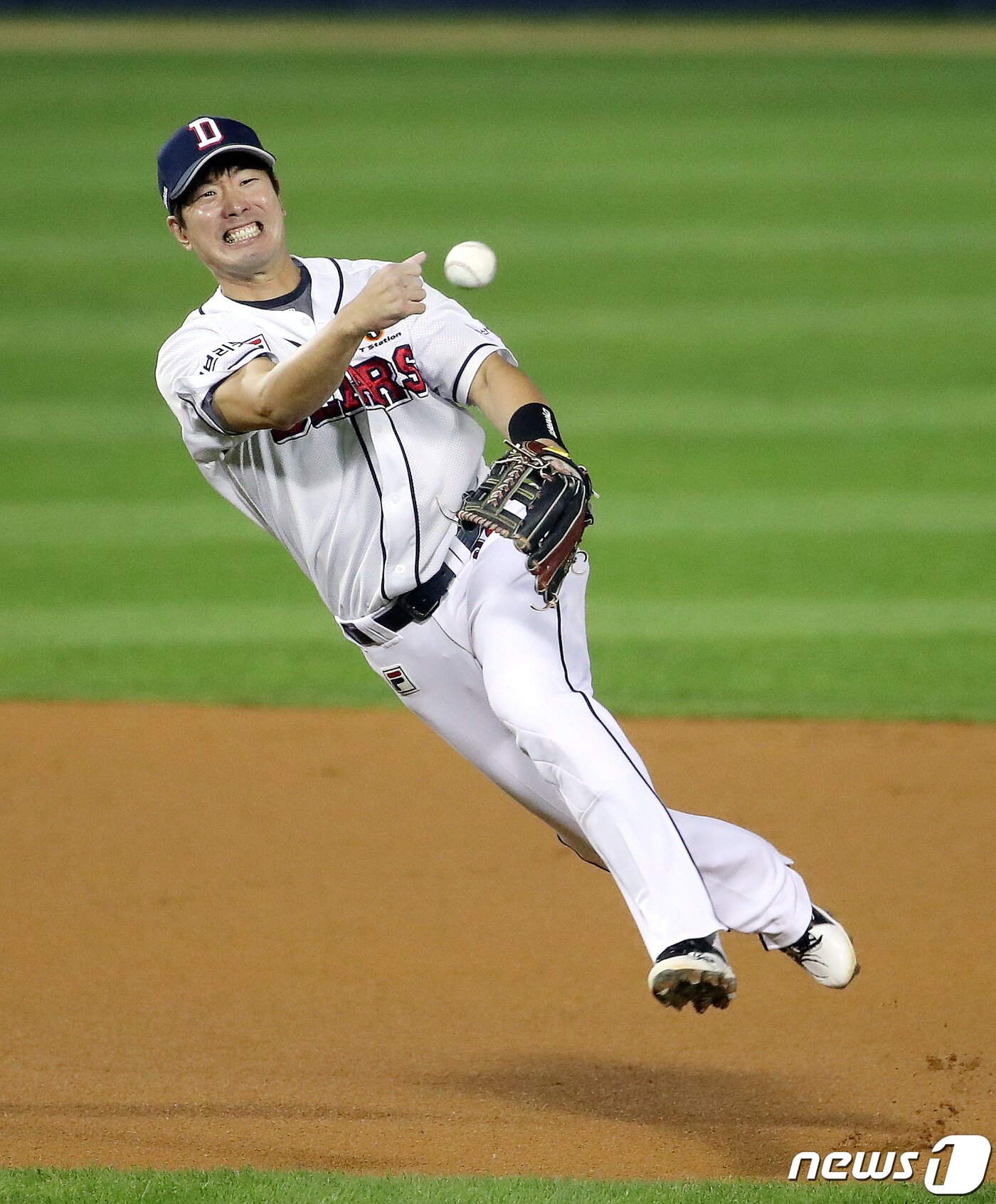 본문 이미지 - 14일 오후 서울 잠실야구장에서 열린 '프로야구 2021 신한은행 SOL KBO리그' kt위즈와 두산베어스의 경기 두산 유격수 김재호가 6회초 선두타자로 나온 kt 유한준의 유격수 앞 땅볼을 수비하고 있다. 2021.10.14/뉴스1 ⓒ News1 김진환 기자