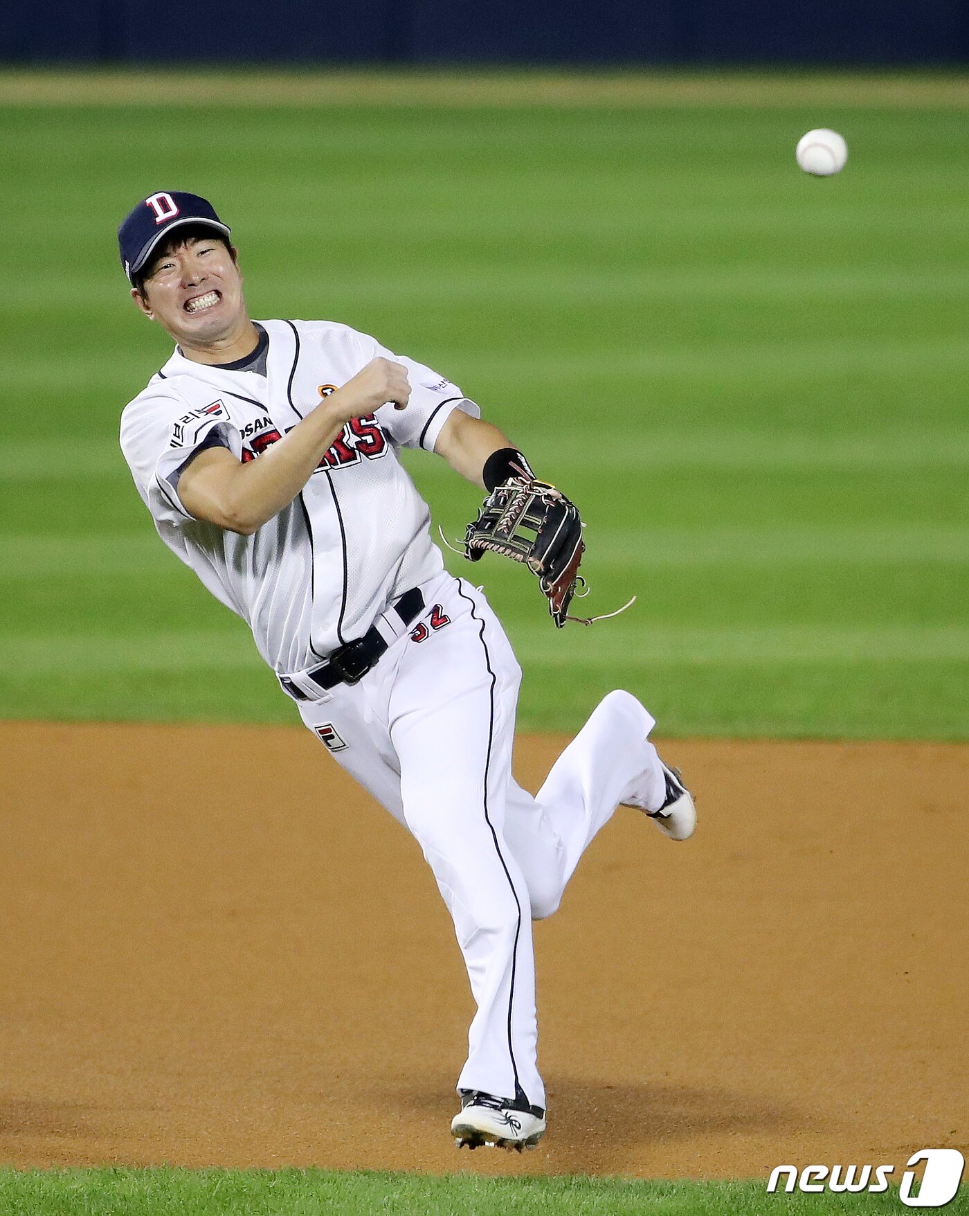 본문 이미지 - 14일 오후 서울 잠실야구장에서 열린 '프로야구 2021 신한은행 SOL KBO리그' kt위즈와 두산베어스의 경기 두산 유격수 김재호가 6회초 선두타자로 나온 kt 유한준의 유격수 앞 땅볼을 수비하고 있다. 2021.10.14/뉴스1 ⓒ News1 김진환 기자