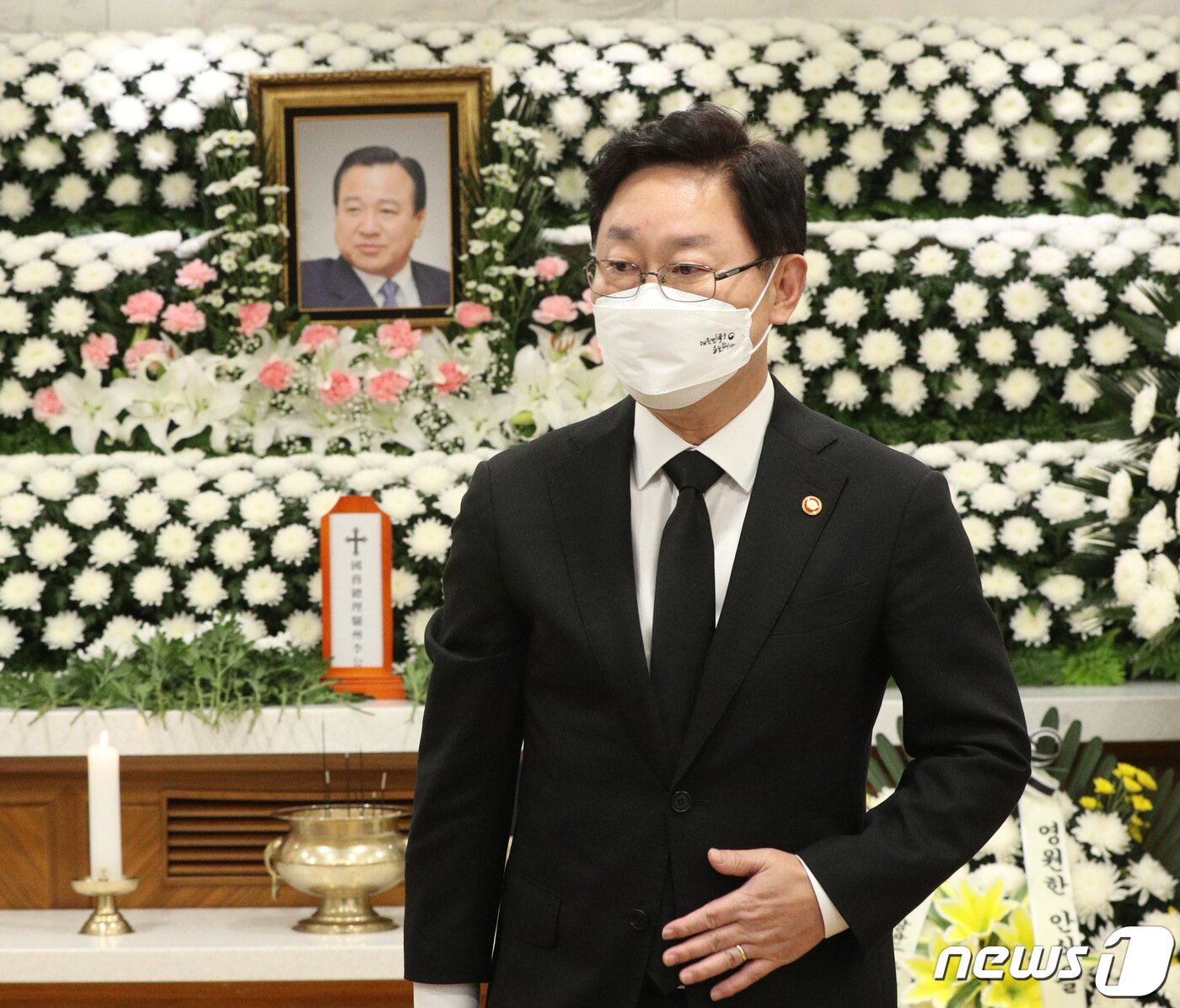본문 이미지 - 박범계 법무부 장관이 14일 오후 서울 서초구 서울성모병원 장례식장에 고(故) 이완구 전 국무총리의 빈소에서 조문을 하고 있다. 2021.10.14/뉴스1 ⓒ News1 신웅수 기자