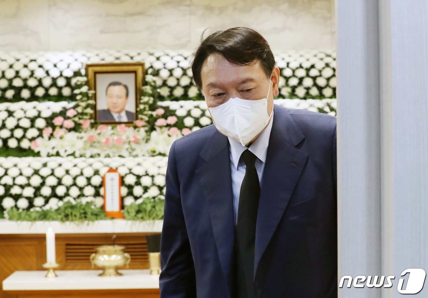 본문 이미지 - 윤석열 국민의힘 대선 예비후보가 14일 오후 서울 서초구 서울성모병원 장례식장에 고(故) 이완구 전 국무총리의 빈소에서 조문을 하고 있다. 2021.10.14/뉴스1 ⓒ News1 신웅수 기자