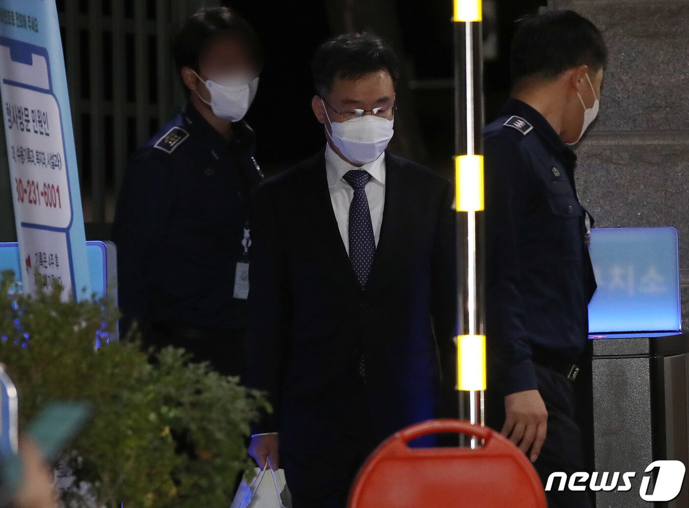 본문 이미지 - 경기 성남시 대장동 개발사업 특혜 의혹의 핵심 인물이자 화천대유의 대주주 김만배 씨가 15일 새벽 경기도 의왕시 포일동 서울구치소에서 구속영장이 기각된 후 밖으로 나오고 있다. 박정호 기자