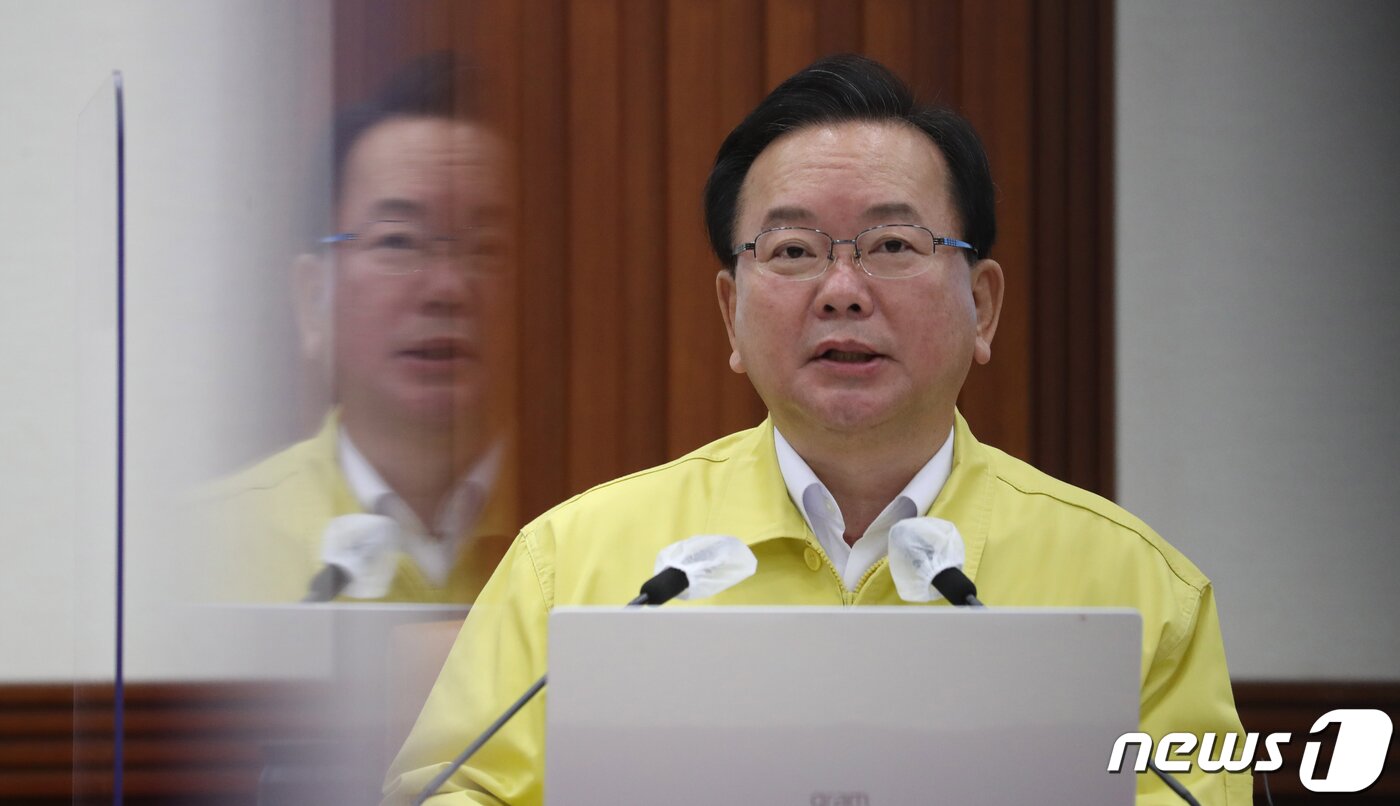 본문 이미지 - 김부겸 국무총리가 15일 서울 종로구 정부서울청사에서 열린 신종 코로나바이러스 감염증&#40;코로나19&#41; 중앙재난안전대책본부&#40;중대본&#41; 회의에서 모두 발언을 하고 있다. 이날 김 총리는 코로나19로 인한 사회적 거리두기 조정방안을 발표했다. 코로나19 백신 접종을 완료한 이가 4명 포함돼있다면, 4단계 지역에서는 최대 8명, 3단계 지역에서는 최대 10명까지 모임이 가능해진다. 송원영 기자