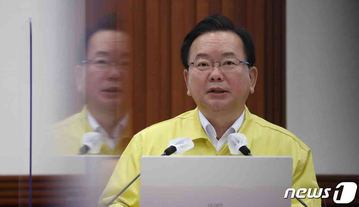 김부겸 국무총리가 15일 서울 종로구 정부서울청사에서 열린 신종 코로나바이러스 감염증(코로나19) 중앙재난안전대책본부(중대본) 회의에서 모두 발언을 하고 있다. 이날 김 총리는 코로나19로 인한 사회적 거리두기 조정방안을 발표했다. 코로나19 백신 접종을 완료한 이가 4명 포함돼있다면, 4단계 지역에서는 최대 8명, 3단계 지역에서는 최대 10명까지 모임이 가능해진다. 송원영 기자