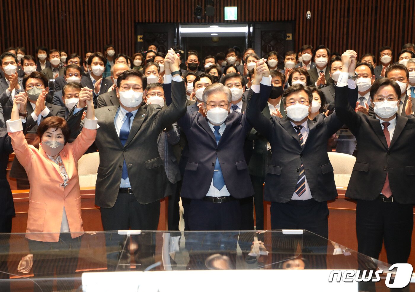 본문 이미지 - 15일 오전 서울 국회에서 열린 더불어민주당 의원총회에 참석한 이재명 대선 후보가 송영길 당대표등 의원들과 손을 들어 대선승리를 다짐 하고 있다. 2021.10.15/뉴스1 ⓒ News1 이동해 기자