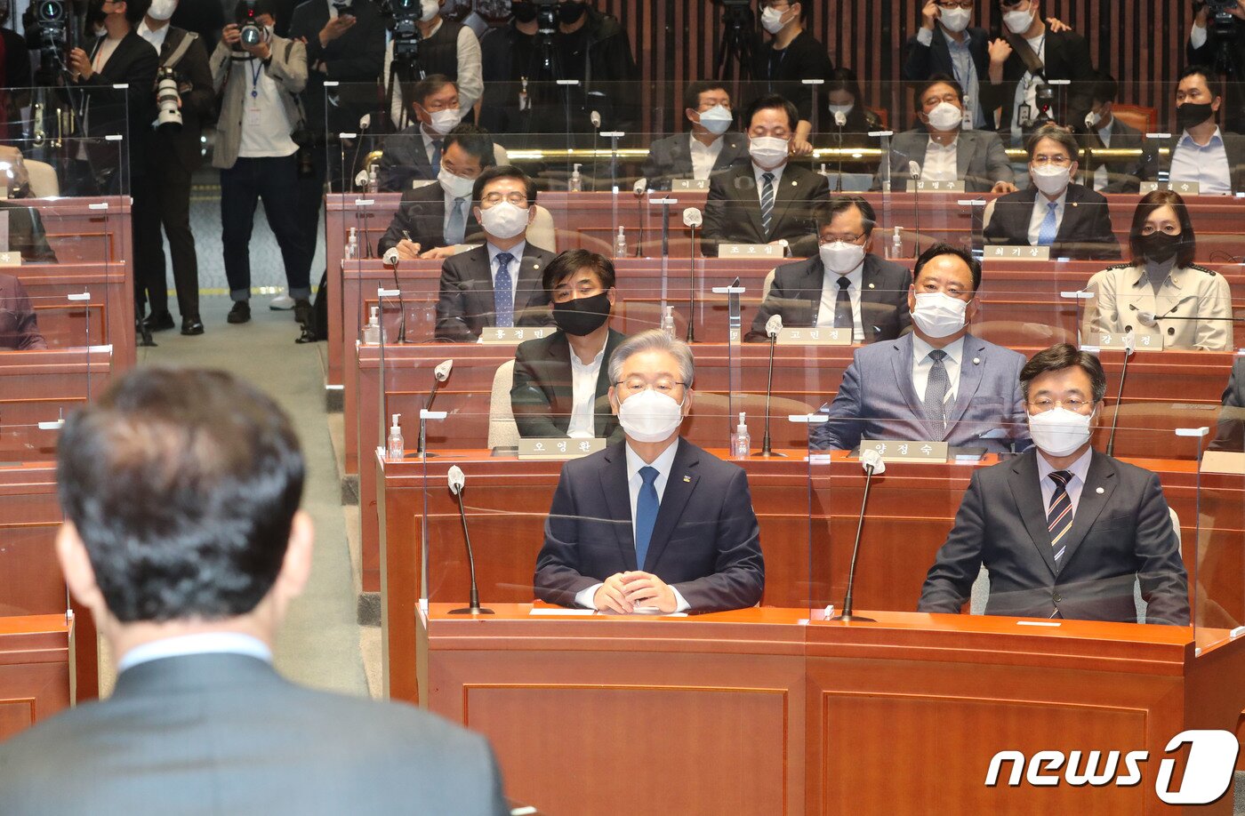 본문 이미지 - 더불어민주당 대선 후보인 이재명 경기도지사가 15일 오전 서울 국회에서 열린 더불어민주당 의원총회에서 송영길 대표의 발언을 경청하고 있다. 2021.10.15/뉴스1 ⓒ News1 이동해 기자