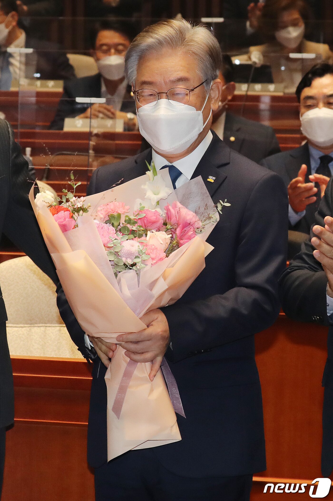 본문 이미지 - 이재명 대선 후보가 15일 오전 서울 여의도 국회 예결위회의장에서 열린 더불어민주당 의원총회에 당 지도부와 함께 입장하고 있다. 2021.10.15/뉴스1 ⓒ News1 이동해 기자