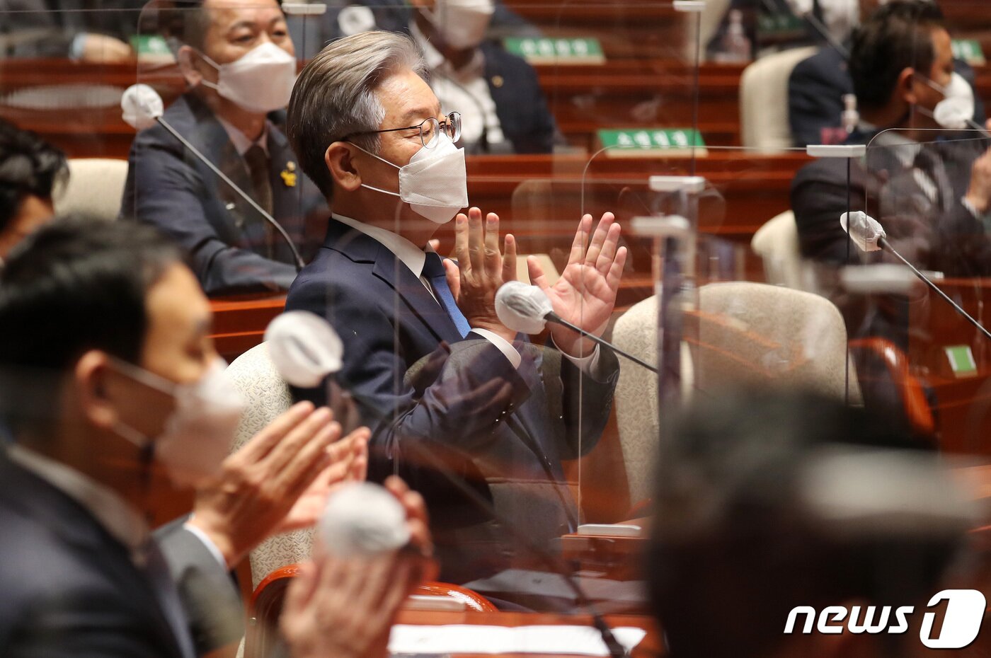 본문 이미지 - 이재명 대선 후보가 15일 오전 서울 여의도 국회 예결위회의장에서 열린 더불어민주당 의원총회에서 박수를 치고 있다. 2021.10.15/뉴스1 ⓒ News1 이동해 기자