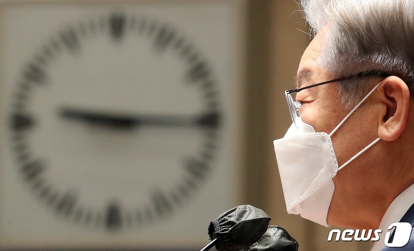 본문 이미지 - 이재명 대선 후보가 15일 오전 서울 여의도 국회 예결위회의장에서 열린 더불어민주당 의원총회에서 발언하고 있다. 2021.10.15/뉴스1 ⓒ News1 이동해 기자