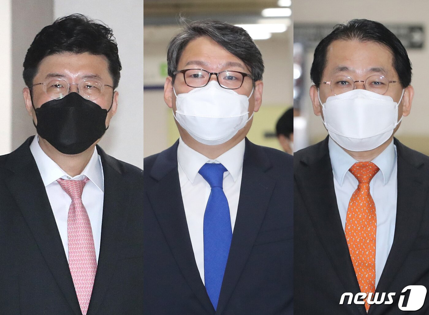 본문 이미지 - '김학의 전 법무부 차관 불법 출국금지'에 관여한 혐의로 재판에 넘겨진 (왼쪽부터) 이규원 대전지검 부부장검사, 이광철 전 청와대 민정비서관, 차규근 법무연수원 연구위원이 2021년 10월5일 서울 서초구 중앙지방법원에서 열린 1회 공판기일에 출석하고 있다. 2021.10.15/뉴스1 ⓒ News1 이성철 기자