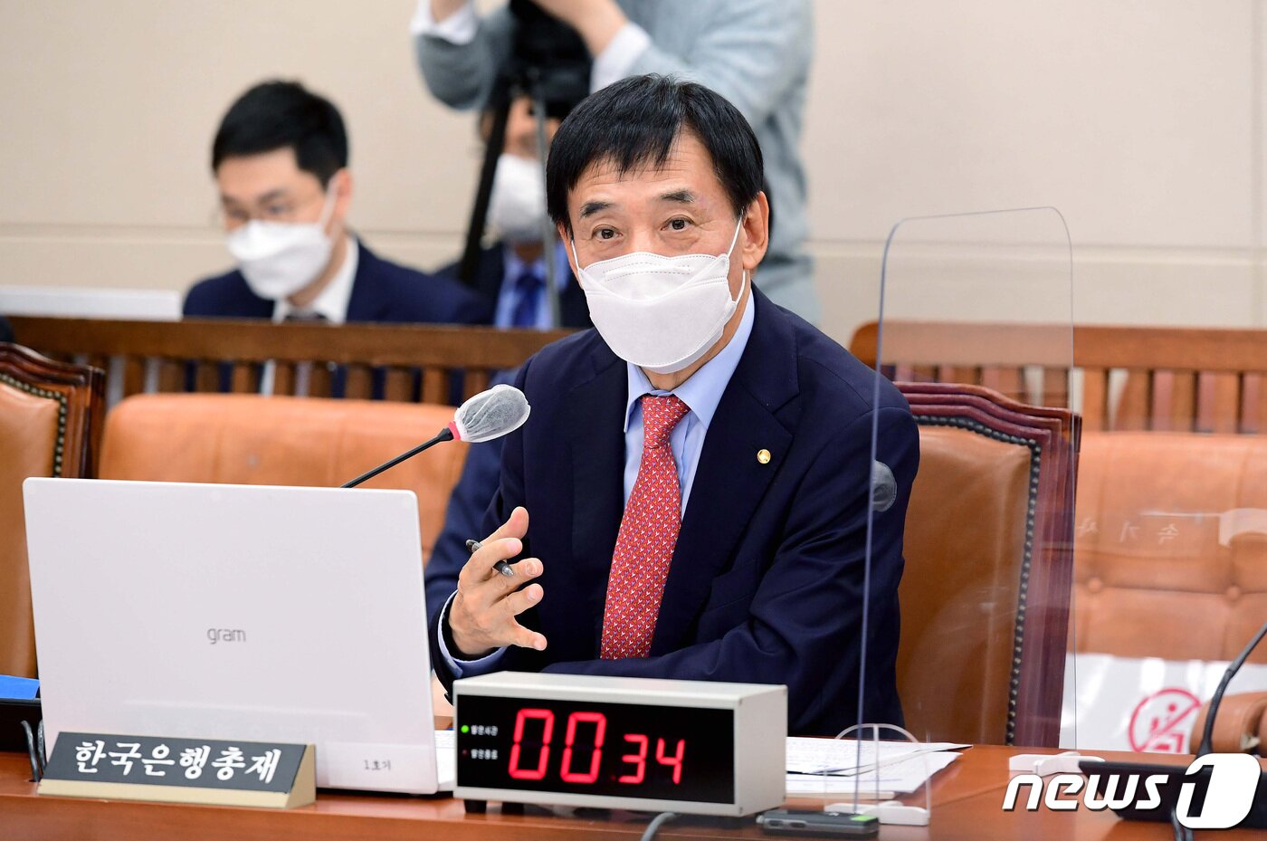 본문 이미지 - 15일 서울 여의도 국회에서 열린 기획재정위원회의 한국은행에 대한 국정감사에서 이주열 한국은행 총재가 의원 질의에 답하고 있다. 2021.10.15/뉴스1 ⓒ News1 이동해 기자