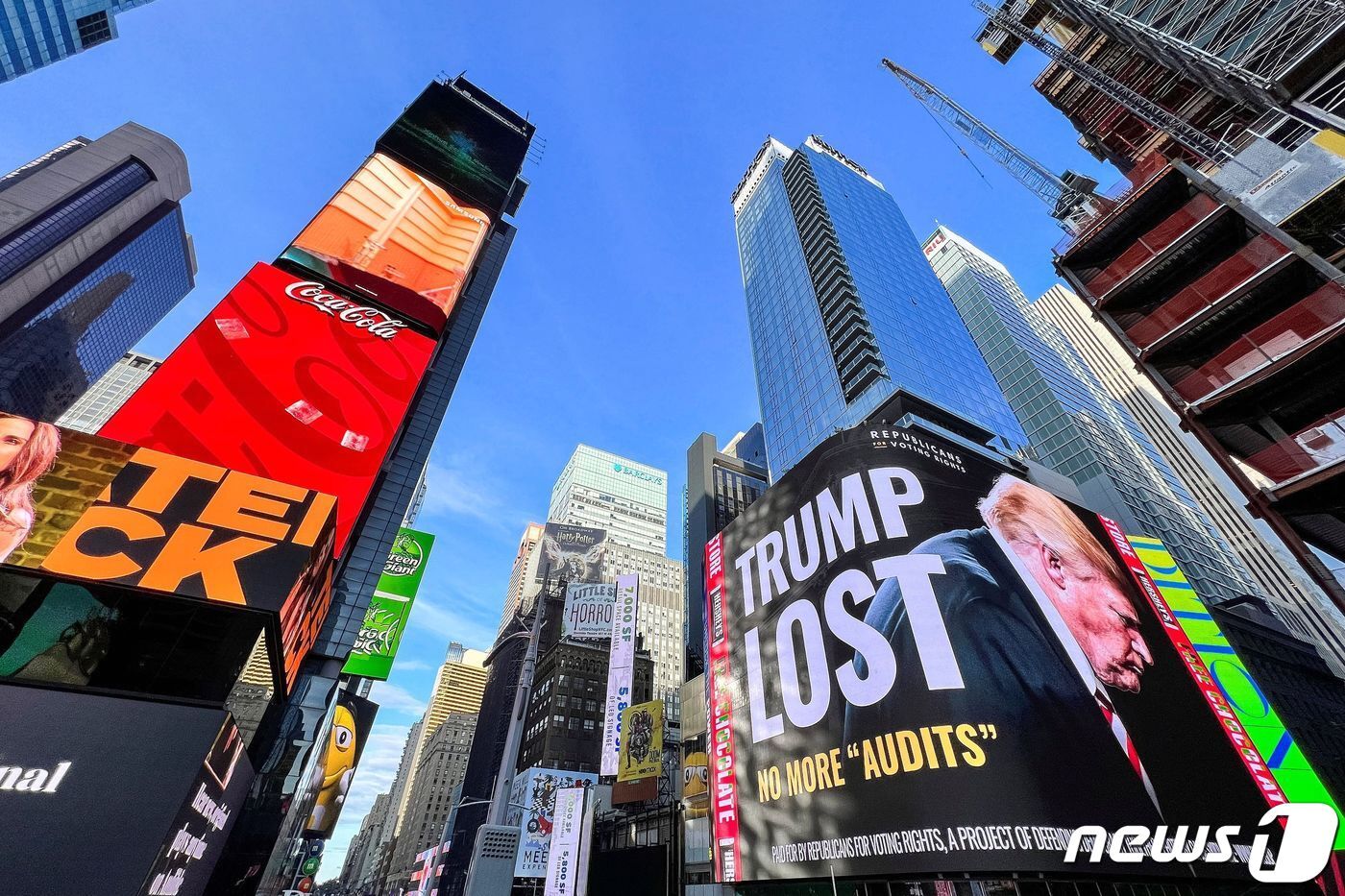 본문 이미지 - 14일(현지시간) 뉴욕 맨해튼 타임스퀘어 광장을 둘러 싼 건물들 2021.10.14 ⓒ 로이터=뉴스1