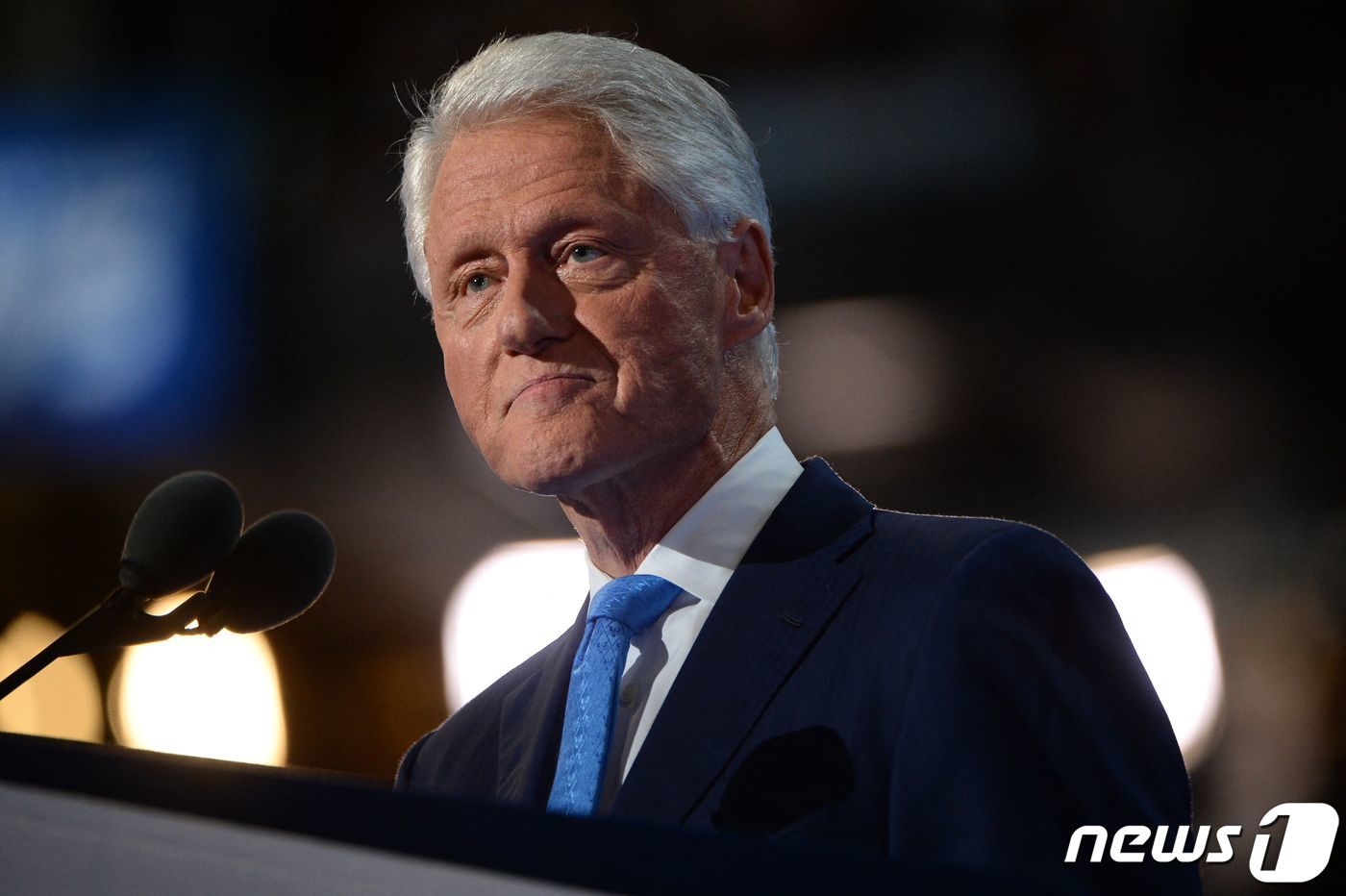 본문 이미지 - 빌 클린턴 전 미국 대통령이 2016년 7월 26일 펜실베이니아주 필라델피아에서 열린 민주당 전당대회서 연설을 하고 있다. 클린턴 전 대통령은 14일 (현지시간) 패혈증 의심 증세로 캘리포니아주 어바인에 있는 병원의 중환자실에 입원했다. ⓒ AFP=뉴스1 ⓒ News1 우동명 기자