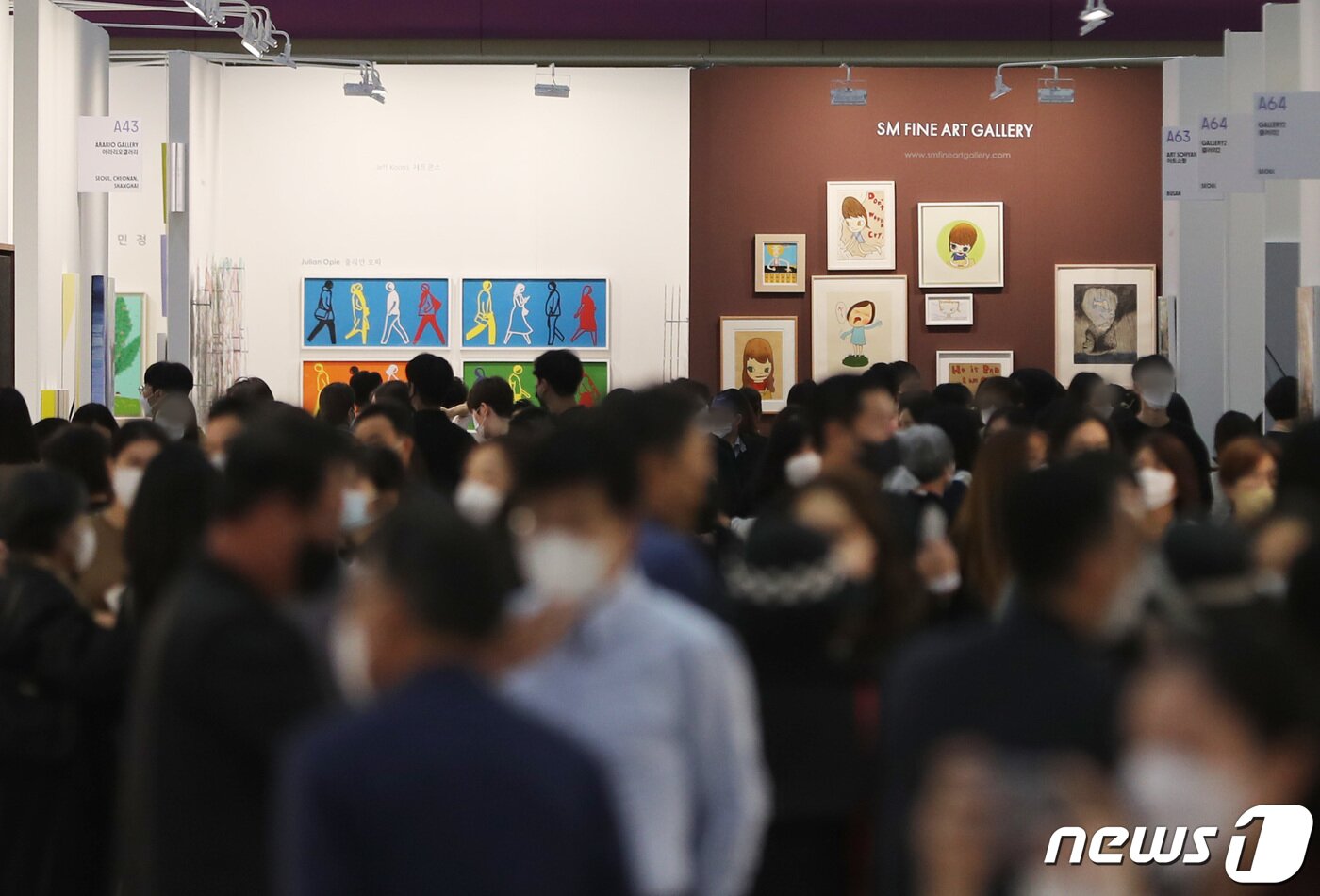 본문 이미지 - 15일 서울 강남구 코엑스에서 열린 '한국국제아트페어(KIAF)에서 관람객들이 전시물을 관람하고 있다. 올해로 20주년을 맞은 국내 최대 미술품 장터인 KIAF는 세계 10개국 170여개 갤러리가 참여하며, 올해에는 오프라인 전시와 지난해 처음 선보인 온라인 뷰잉룸을 병행할 예정이다. 일반인 관람은 15일부터 17일까지 진행된다. 2021.10.15/뉴스1 ⓒ News1 이성철 기자
