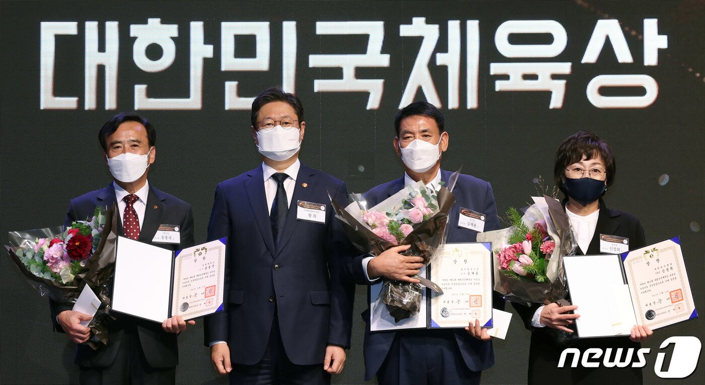 본문 이미지 - 신정희 대한하키협회 부회장(오른쪽)이 황희 문화체육관광부 장관(왼쪽 두 번째) 등과 15일 서울 중구 더플라자호텔에서 열린 2021 체육발전유공 정부포상 전수식 및 제59회 대한민국체육상 시상식에서 포즈를 취하고 있다. (문화체육관광부 제공) 2021.10.15/뉴스1