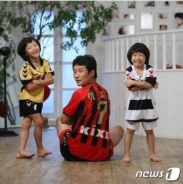 본문 이미지 - 이을용 전 서울 감독대행과 이태석(왼쪽). (이태석 제공) ⓒ 뉴스1