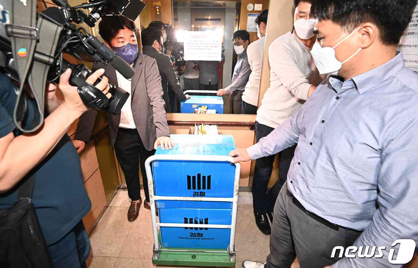 대장동 개발 특혜·로비 의혹을 수사 중인 검찰이 성남시청 압수수색이 끝난 15일 오후 경기도 성남시 중원구 성남시청에서 검찰 관계자가 압수품을 가지고 나오고 있다. 김영운 기자