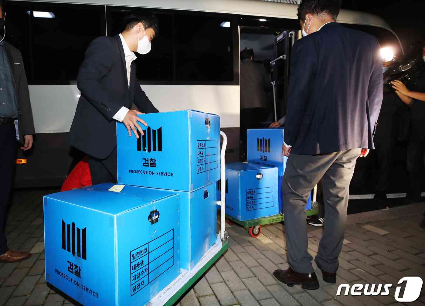 대장동 개발 특혜·로비 의혹을 수사 중인 검찰이 성남시청 압수수색이 끝난 15일 오후 경기도 성남시 중원구 성남시청에서 검찰 관계자가 압수품을 가지고 나와 차량으로 옮기고 있다. 김영운 기자