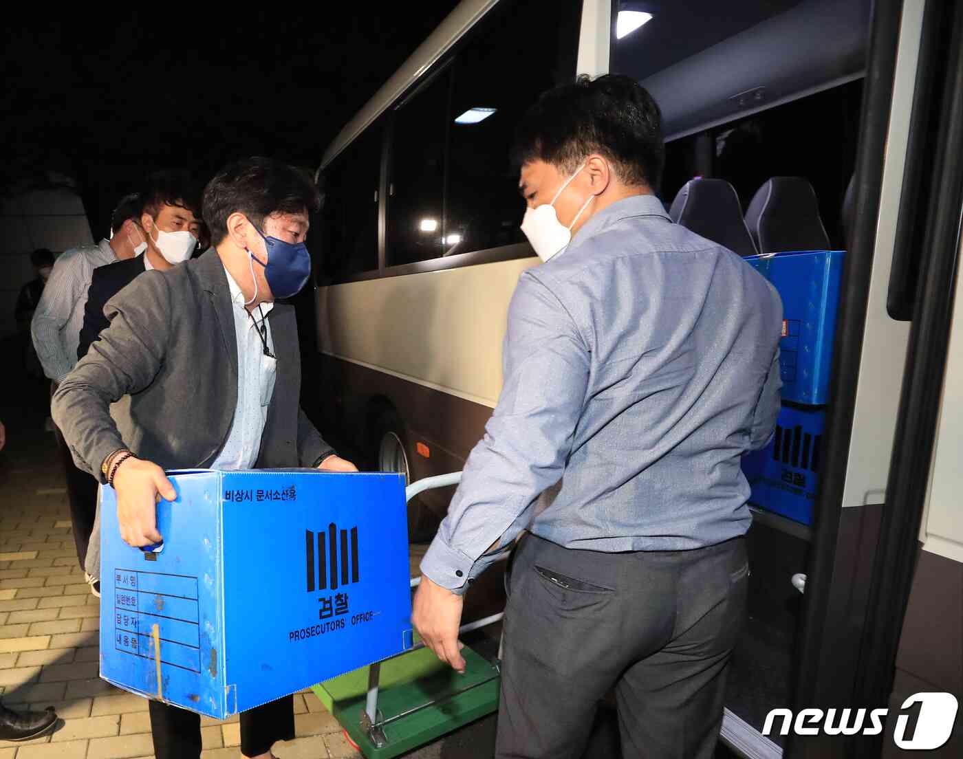 대장동 개발 특혜·로비 의혹을 수사 중인 검찰이 성남시청 압수수색이 끝난 15일 오후 경기도 성남시 중원구 성남시청에서 검찰 관계자가 압수품을 차량에 싣고 있다. 김영운 기자