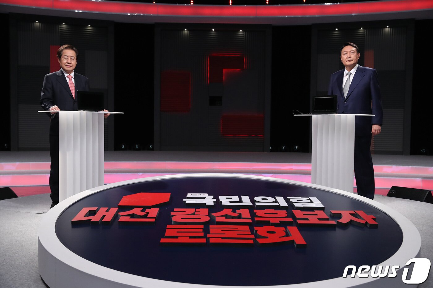 본문 이미지 - 홍준표, 윤석열 국민의힘 대선 예비후보들이 15일 서울 상암동 MBC 사옥에서 열린 1대1 맞수토론에 앞서 기념촬영하고 있다. 국회사진취재단