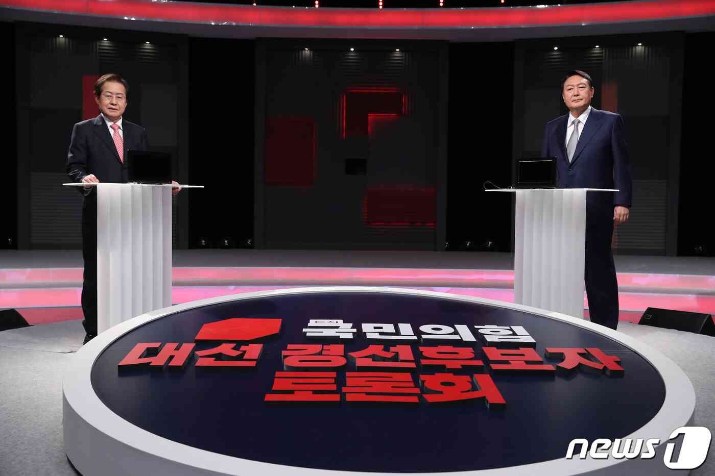 홍준표, 윤석열 국민의힘 대선 예비후보들이 15일 서울 상암동 MBC 사옥에서 열린 1대1 맞수토론에 앞서 기념촬영하고 있다. 국회사진취재단