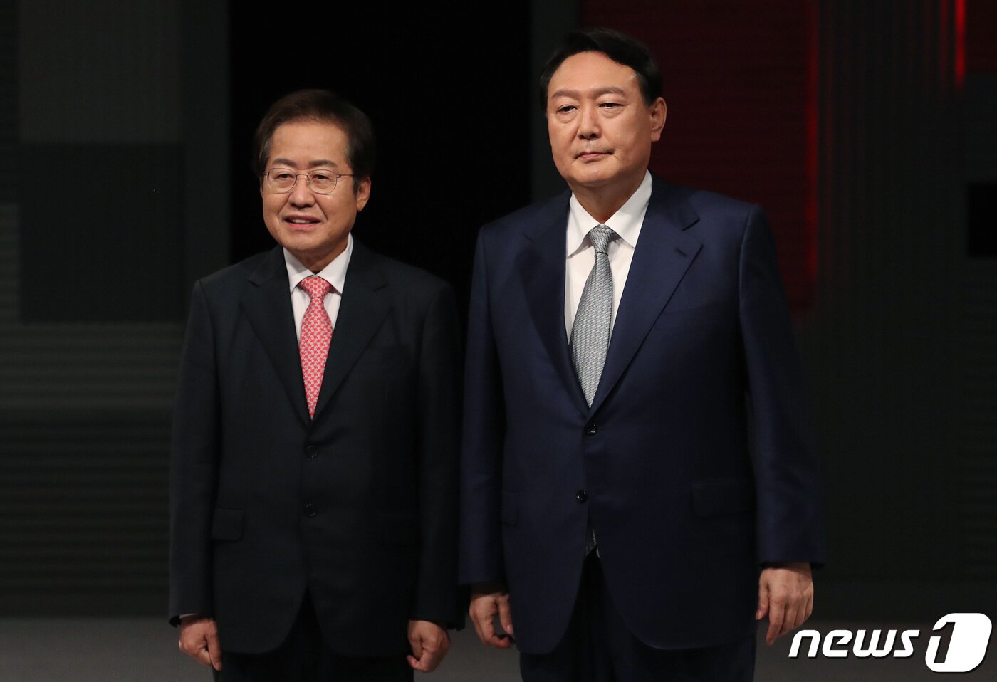 본문 이미지 - 홍준표, 윤석열 국민의힘 대선 경선 후보가 지난 15일 오후 서울 마포구 상암 MBC에서 국민의힘 대선 경선후보 일대일 맞수토론 전 포즈를 취하고 있다. 2021.10.15/뉴스1 ⓒ News1 국회사진취재단