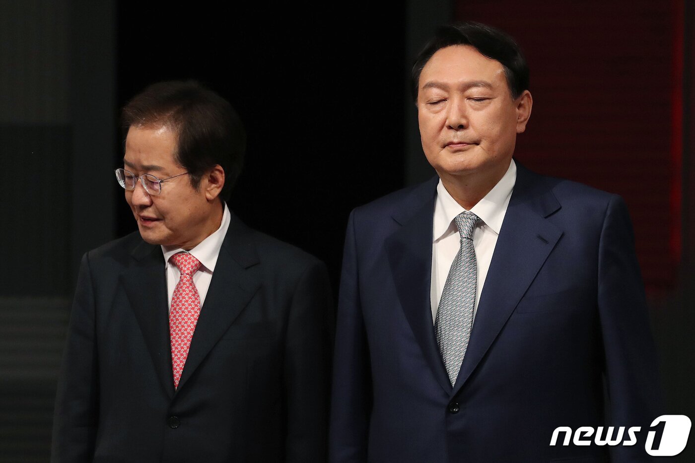 본문 이미지 - 홍준표, 윤석열 국민의힘 대선 경선 후보가 15일 오후 서울 마포구 상암 MBC에서 국민의힘 대선 경선후보 일대일 맞수토론 전 포즈를 취하고 있다. 국회사진취재단