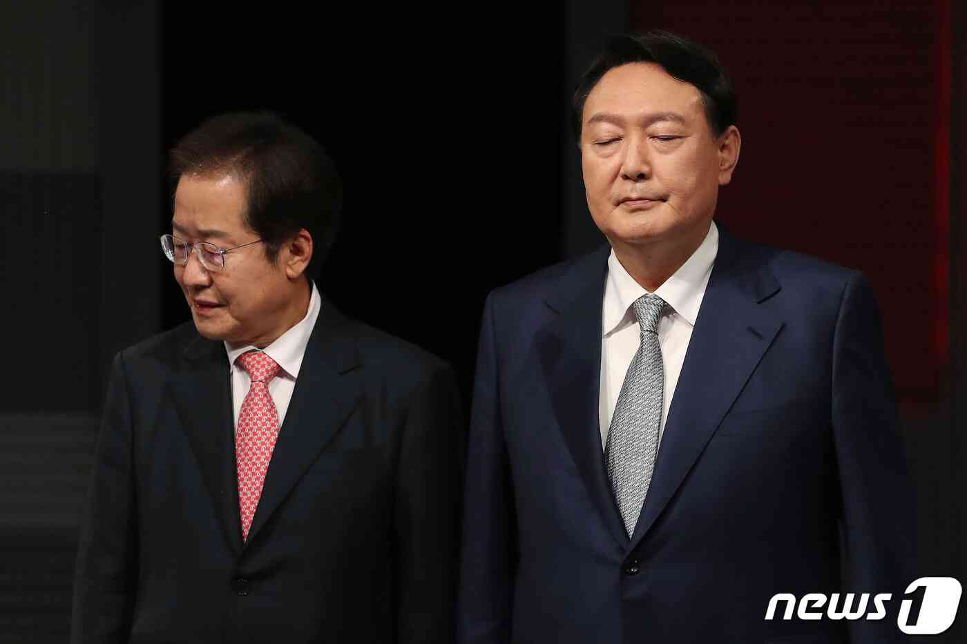 홍준표, 윤석열 국민의힘 대선 경선 후보가 15일 오후 서울 마포구 상암 MBC에서 국민의힘 대선 경선후보 일대일 맞수토론 전 포즈를 취하고 있다. 국회사진취재단