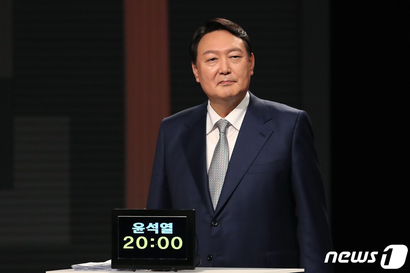 본문 이미지 - 윤석열 국민의힘 대선 경선 후보가 15일 오후 서울 마포구 상암 MBC에서 국민의힘 대선 경선후보 일대일 맞수토론을 준비하고 있다. 2021.10.15/뉴스1 ⓒ News1 국회사진취재단