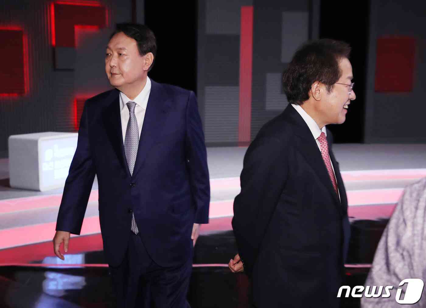 윤석열, 홍준표 국민의힘 대선 예비후보들이 15일 서울 상암동 MBC 사옥에서 열린 1대1 맞수토론 준비를 하고 있다. 국회사진취재단