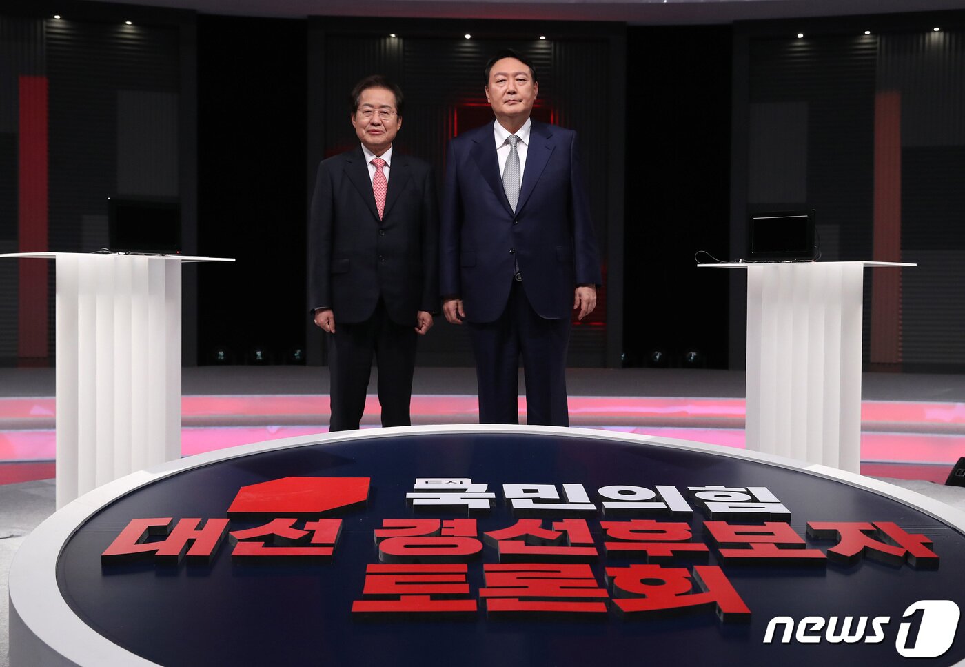본문 이미지 - 홍준표, 윤석열 국민의힘 대선 예비후보들이 15일 서울 상암동 MBC 사옥에서 열린 1대1 맞수토론에 앞서 기념촬영을 하고 있다. 2021.10.15/뉴스1 ⓒ News1 국회사진취재단