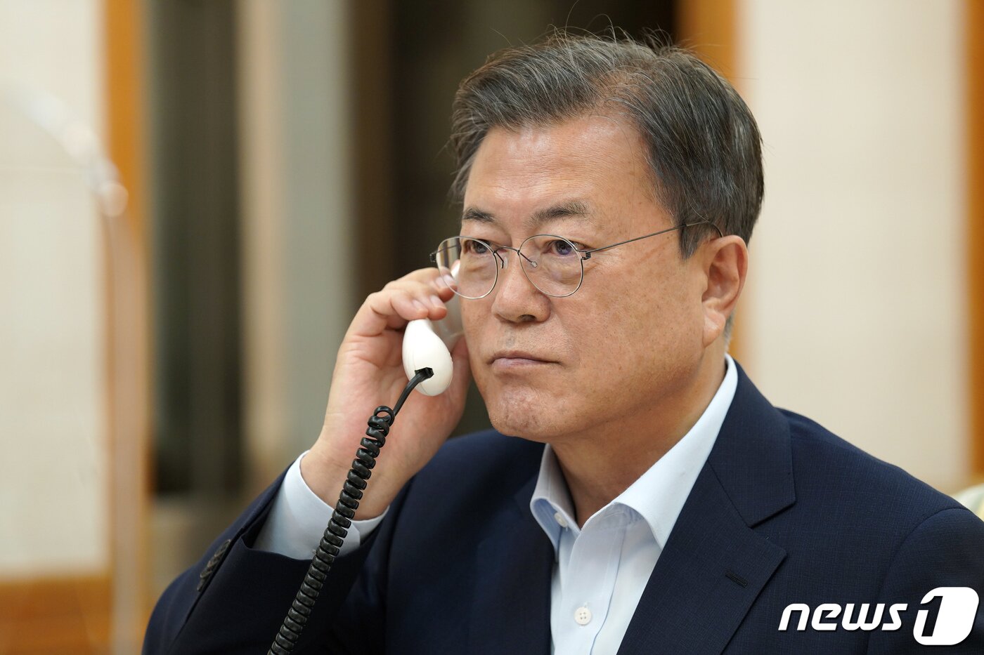 본문 이미지 - 문재인 대통령이 15일 청와대 관저 회의실에서 기시다 후미오 일본 총리와 통화하고 있다.&#40;청와대 제공&#41; 