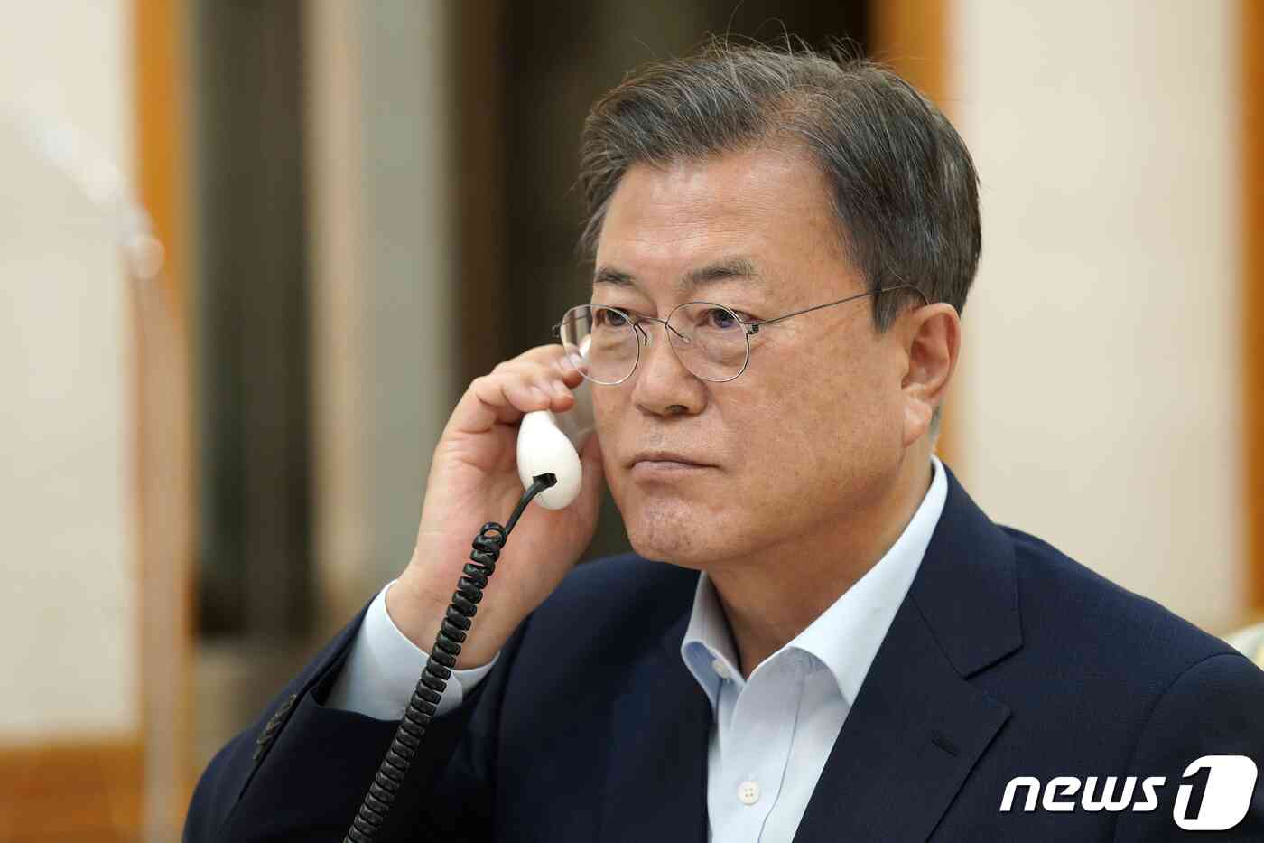 문재인 대통령이 15일 청와대 관저 회의실에서 기시다 후미오 일본 총리와 통화하고 있다.(청와대 제공)