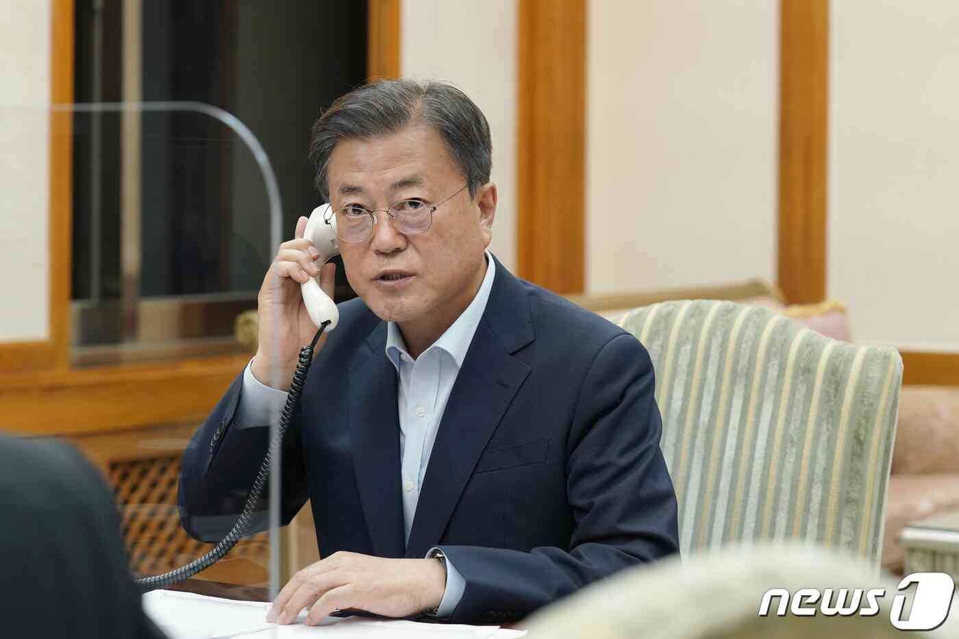 문재인 대통령이 15일 청와대 관저 회의실에서 기시다 후미오 일본 총리와 통화하고 있다.(청와대 제공)