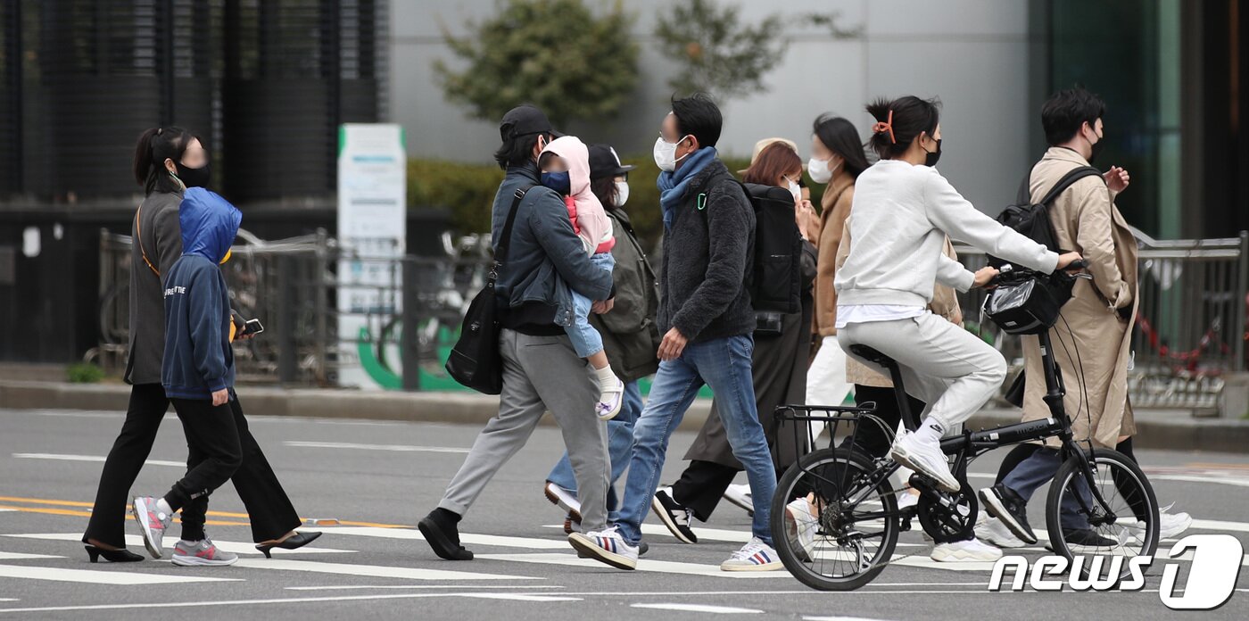 본문 이미지 - 전국 곳곳에 한파특보가 발령된 16일 오후 서울 시내 거리에서 시민들이 움츠린 채 횡단보도를 건너고 있다.  2021.10.16/뉴스1 ⓒ News1 박지혜 기자