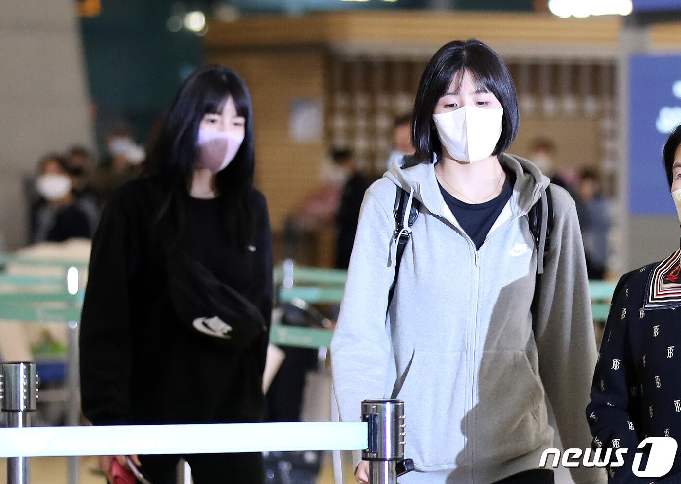 본문 이미지 - 학교폭력 논란으로 무기한 출장정지를 받아 국내 무대에서 사실상 퇴출당한 이재영·이다영 쌍둥이 자매가 16일 오후 인천국제공항을 통해 그리스로 출국하고 있다. 해외 리그 진출을 추진해왔던 이들은 대한민국배구협회가 국제 이적동의서(ITC)를 발급해주지 않자 국제배구연맹(FIVB)에 유권해석을 의뢰해 FIVB로부터 ITC를 발급받았다. FIVB가 승인한 ITC를 근거로 그리스대사관에서 취업비자를 받은 이들은 이날 출국해 2021-2022시즌을 그리스 리그에서 뛰게 된다. 박지혜 기자