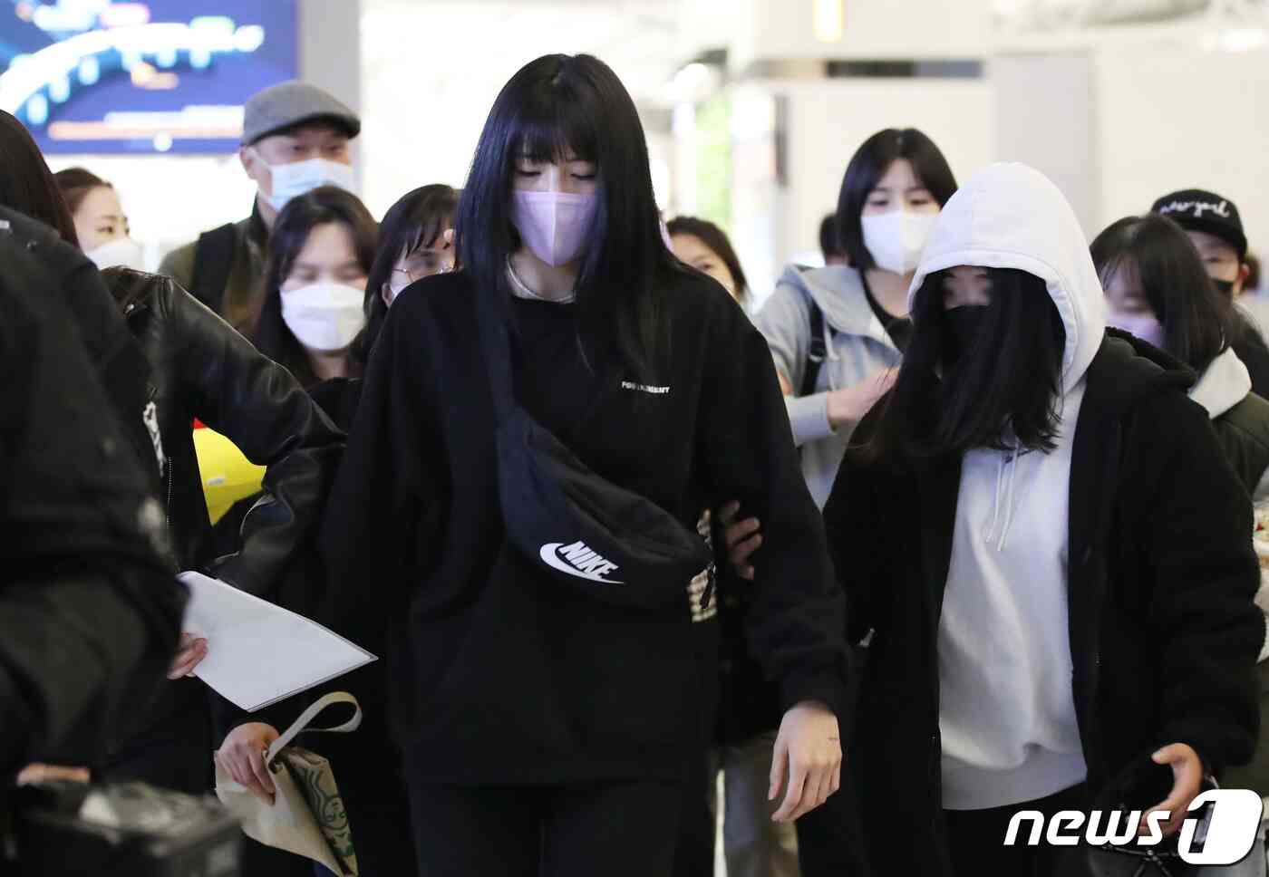 학교폭력 논란으로 무기한 출장정지를 받아 국내 무대에서 사실상 퇴출당한 이재영·이다영 쌍둥이 자매가 16일 오후 인천국제공항을 통해 그리스로 출국하고 있다. 해외 리그 진출을 추진해왔던 이들은 대한민국배구협회가 국제 이적동의서(ITC)를 발급해주지 않자 국제배구연맹(FIVB)에 유권해석을 의뢰해 FIVB로부터 ITC를 발급받았다. FIVB가 승인한 ITC를 근거로 그리스대사관에서 취업비자를 받은 이들은 이날 출국해 2021-2022시즌을 그리스 리그에서 뛰게 된다. 박지혜 기자