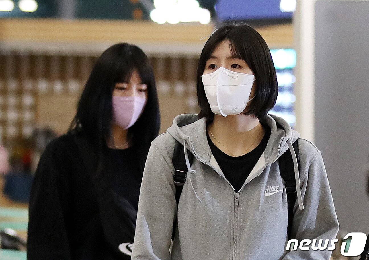 본문 이미지 - 학교폭력 논란으로 무기한 출장정지를 받아 국내 무대에서 사실상 퇴출당한 이재영·이다영 쌍둥이 자매가 16일 오후 인천국제공항을 통해 그리스로 출국하고 있다. . 2021.10.16/뉴스1 ⓒ News1 박지혜 기자