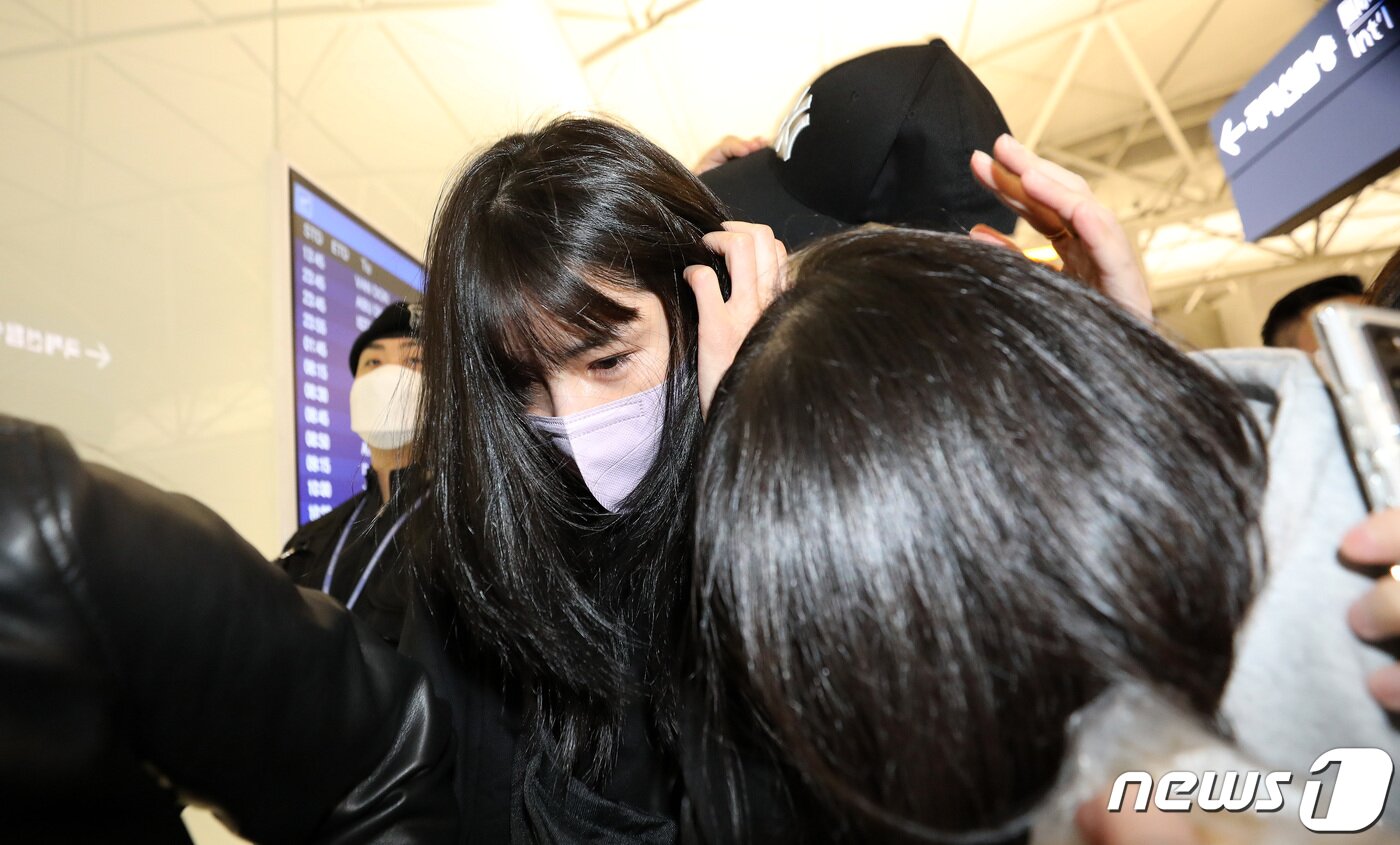 본문 이미지 - 학교폭력 논란으로 무기한 출장정지를 받아 국내 무대에서 사실상 퇴출당한 이다영이 16일 오후 인천국제공항을 통해 그리스로 출국하고 있다.  2021.10.16/뉴스1 ⓒ News1 박지혜 기자