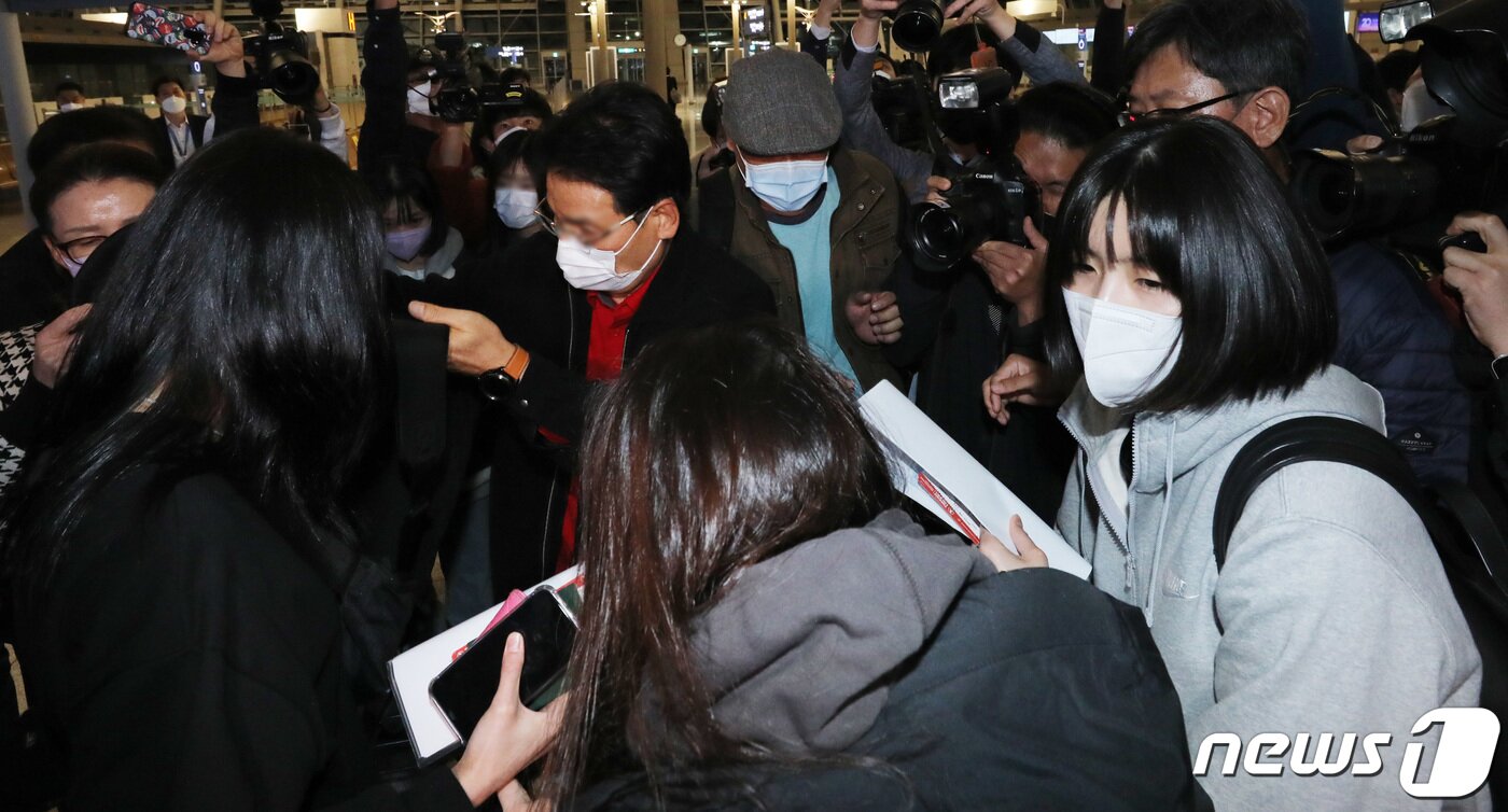 본문 이미지 - 학교폭력 논란으로 무기한 출장정지를 받아 국내 무대에서 사실상 퇴출당한 이재영·이다영 쌍둥이 자매가 16일 오후 인천국제공항을 통해 그리스로 출국하고 있다. 해외 리그 진출을 추진해왔던 이들은 대한민국배구협회가 국제 이적동의서(ITC)를 발급해주지 않자 국제배구연맹(FIVB)에 유권해석을 의뢰해 FIVB로부터 ITC를 발급받았다. FIVB가 승인한 ITC를 근거로 그리스대사관에서 취업비자를 받은 이들은 이날 출국해 2021-2022시즌을 그리스 리그에서 뛰게 된다. 박지혜 기자