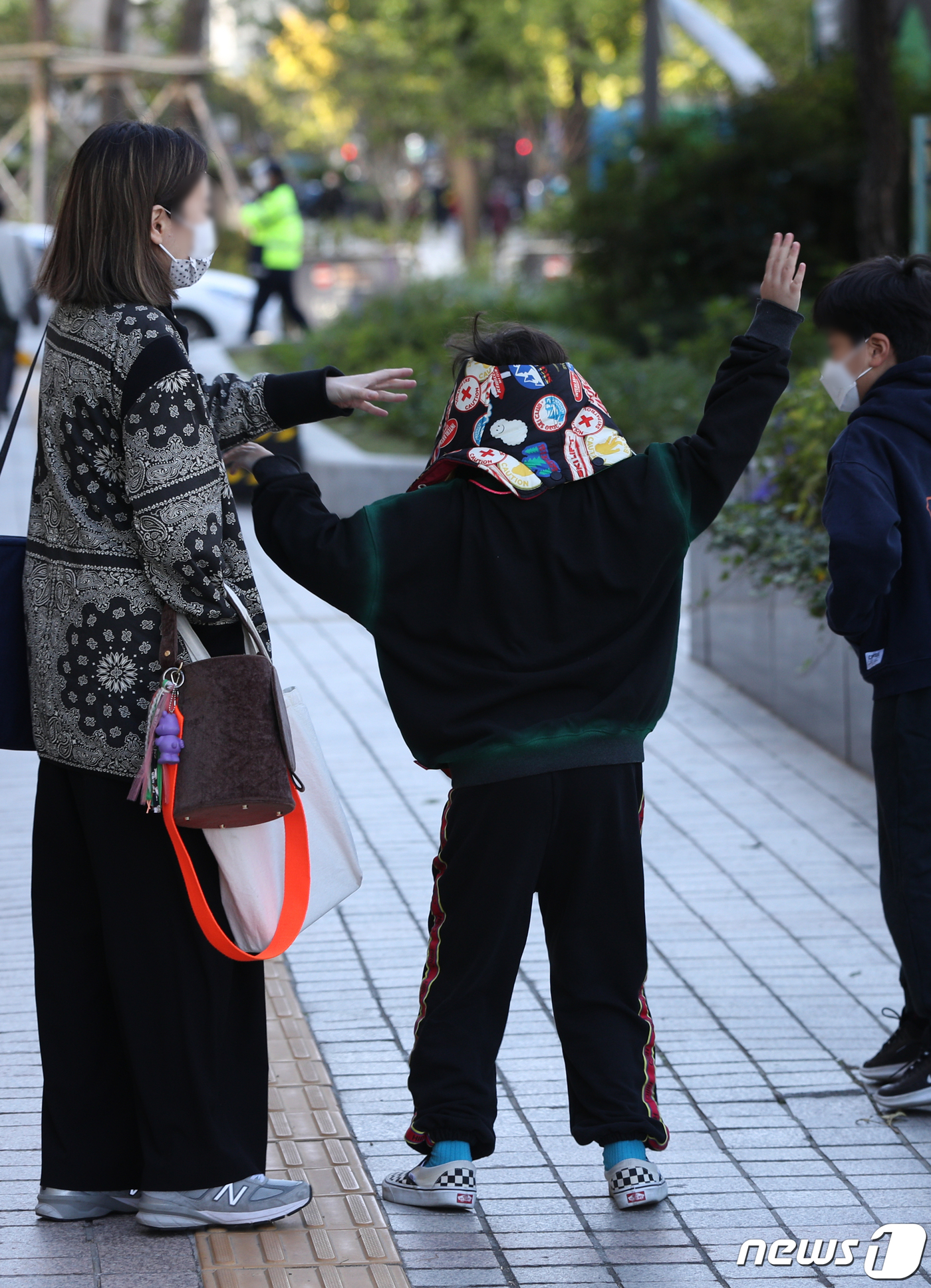 (서울=뉴스1) 신웅수 기자 = 전국 대부분 지역에 한파특보 내려진 17일 오전 서울 광화문네거리에서 한 어린이가 팔벌려 뛰기를 하며 추위를 이기고 있다.서울에 10월 중 한파특보 …