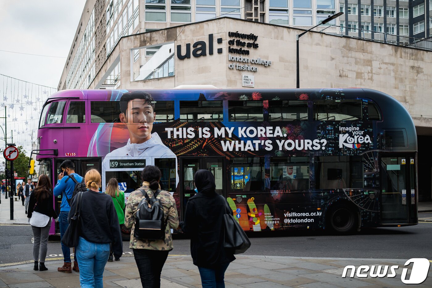 본문 이미지 - 잉글랜드 프리미어리그에서 활약하고 있는 손흥민 선수가 출연한 한국관광 해외광고를 래핑한 2층 버스가 영국 런던 시내를 누비고 있다. 문화체육관광부와 한국관광공사는 지난 7월 손흥민 선수를 '한국관광 명예홍보대사'로 위촉한 바 있다. (문화체육관광부 제공) 2021.10.17/뉴스1