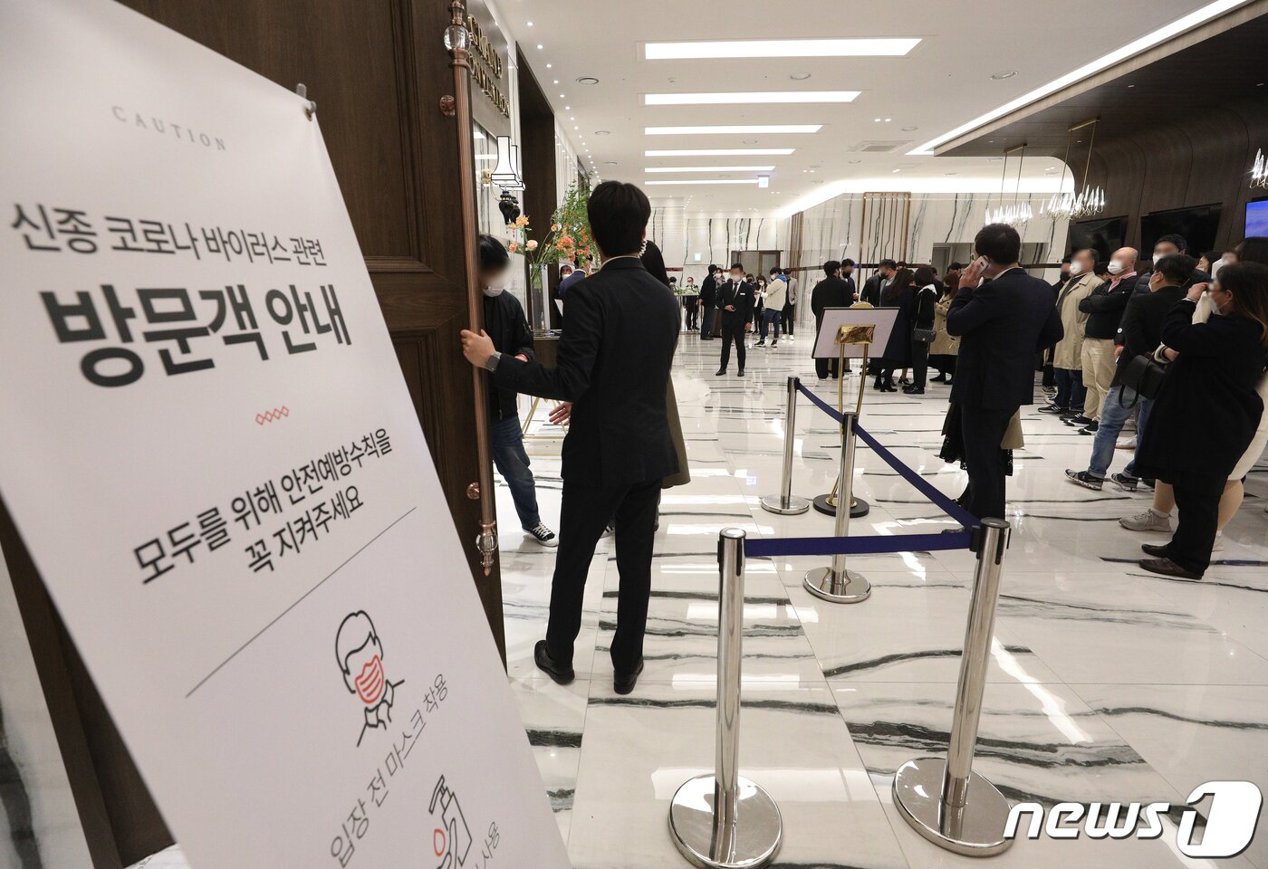 본문 이미지 - 17일 서울의 한 예식장에서 시민들이 식장 밖에서 결혼식을 바라보고 있다. 새로운 사회적 거리두기 조정안에 따라 오는 18일부터 결혼식은 3~4단계에서 식사 여부에 관계없이 최대 250명까지 참석 가능하다.  2021.10.17/뉴스1 ⓒ News1 신웅수 기자