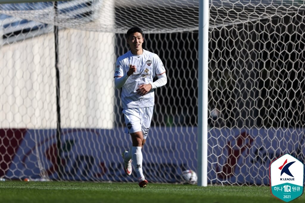 본문 이미지 - 조규성이 17일 K리그2 34라운드 부천FC전에서 결승공을 넣은 후 기뻐하고 있다.(한국프로축구연맹 제공) ⓒ 뉴스1