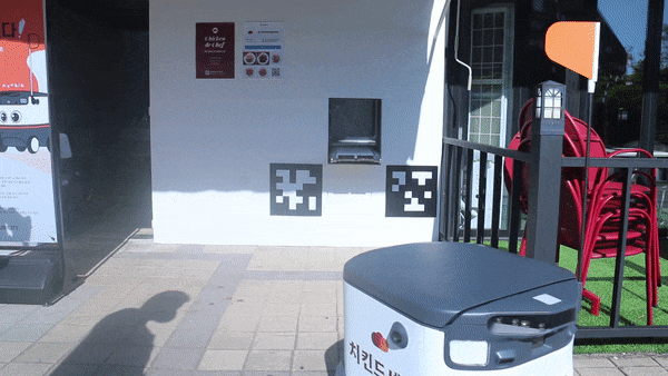 본문 이미지 - 자율주행 스타트업 ‘뉴빌리티’가 출시한 배달로봇 모델 ‘뉴비’. 2021.10.14 / ⓒ 뉴스1 김근욱 기자