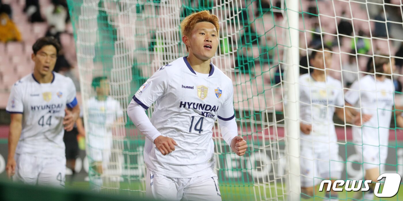 본문 이미지 - 17일 전북 전주시 전주월드컵경기장에서 열린 '2021 아시아축구연맹(AFC) 챔피언스리그(ACL) 8강전 전북 현대와 울산 현대의 경기에서 울산 현대 이동경이 결승골을 넣은 뒤 세리머니를 하고 있다 . 2021.10.17/뉴스1 ⓒ News1 유경석 기자