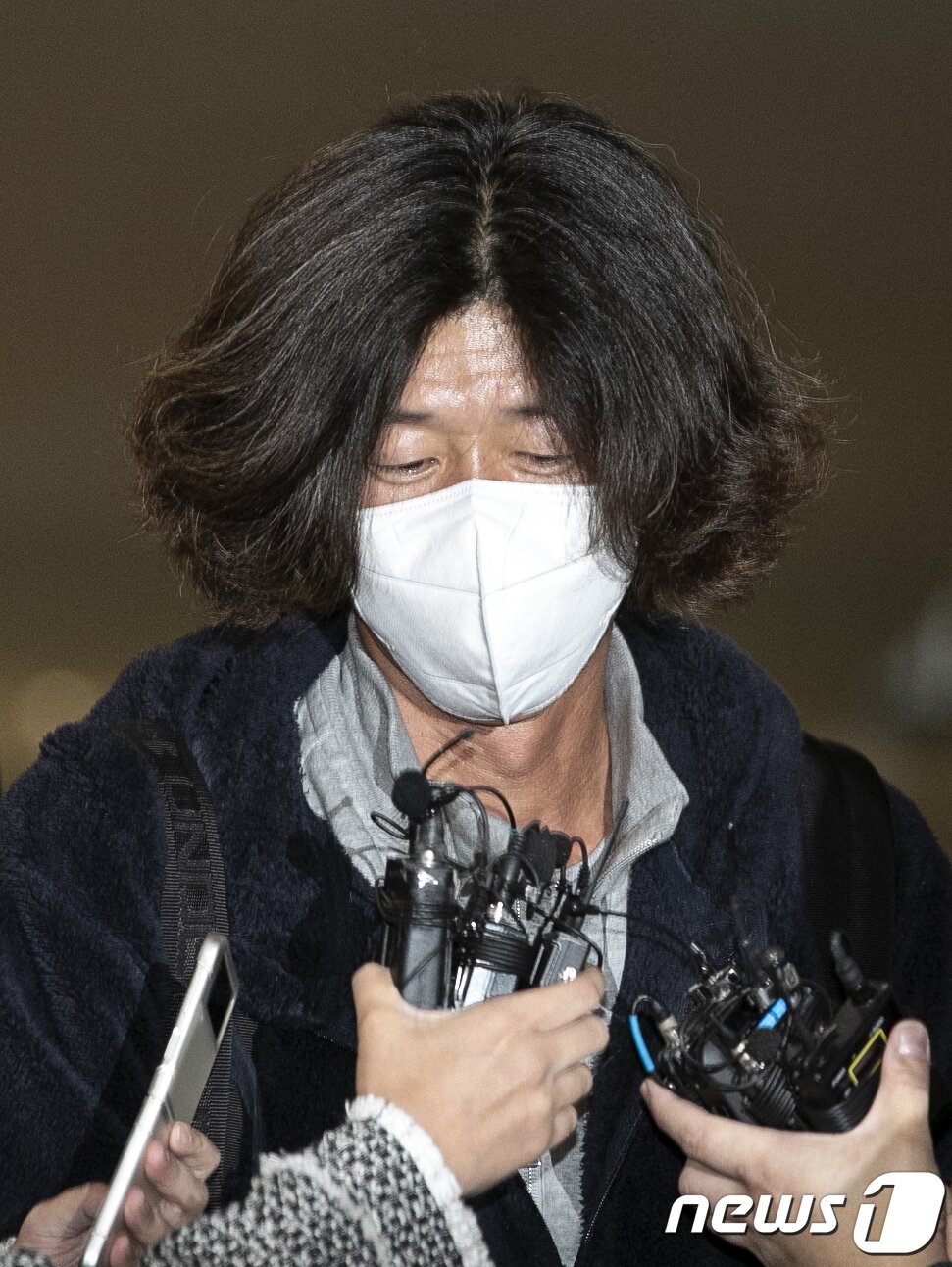 본문 이미지 - 경기 성남시 대장동 개발 특혜 의혹의 핵심인물 중 한 명인 남욱 변호사가 검찰 조사를 받기 위해 18일 오전 인천국제공항을 통해 귀국하고 있다. 남 변호사는 검찰에 녹취록을 제출한 정영학 회계사(천화동인 5호 소유주), 유동규 전 성남도시개발공사 기획본부장과 함께 대장동 의혹의 핵심 인물로 꼽힌다. 화천대유 관계사 천화동인 4호의 실소유주인 남 변호사는 대장동 개발사업을 통해 배당금 약 1000억원을 받은 것으로 알려졌다. 2021.10.18/뉴스1 ⓒ News1 이승배 기자